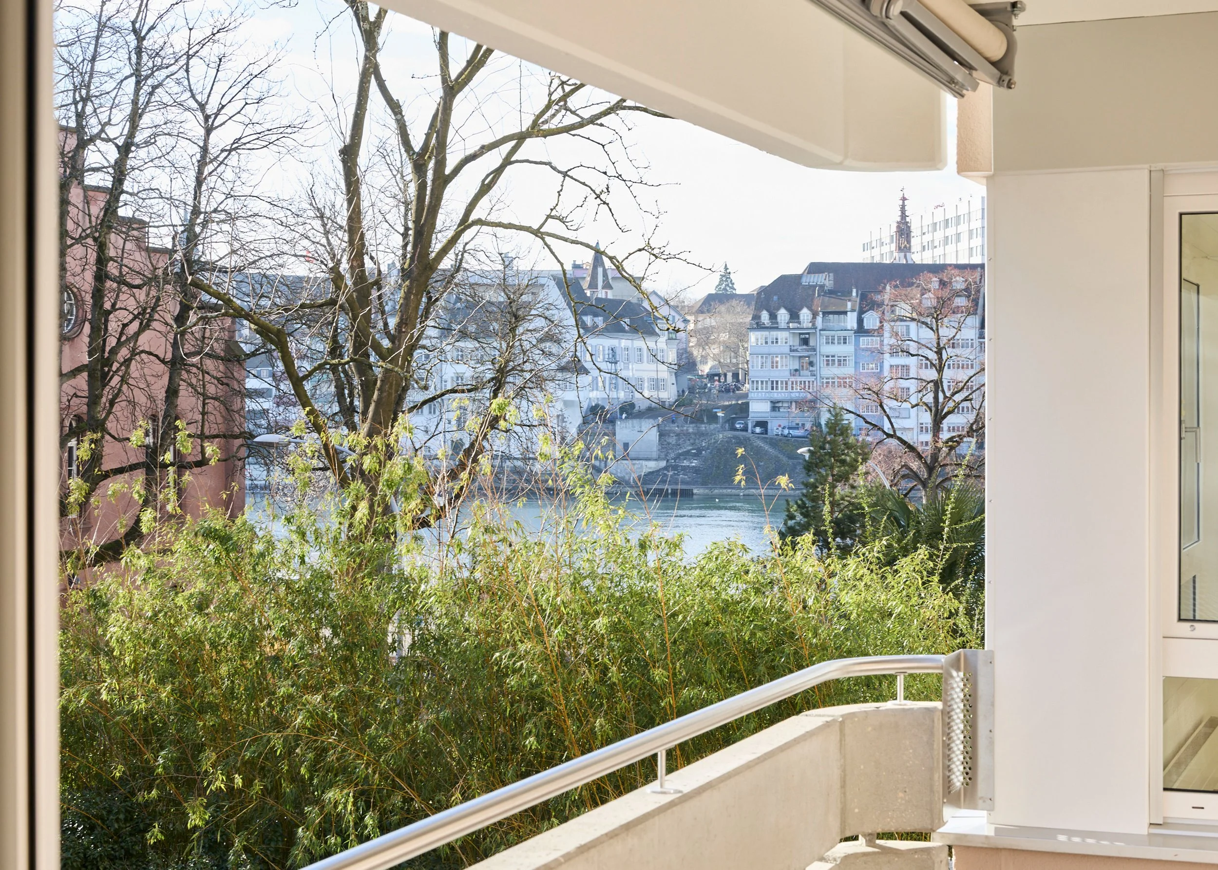 Erstvermietung Basel - Ausblick vom Balkon auf den Rhein