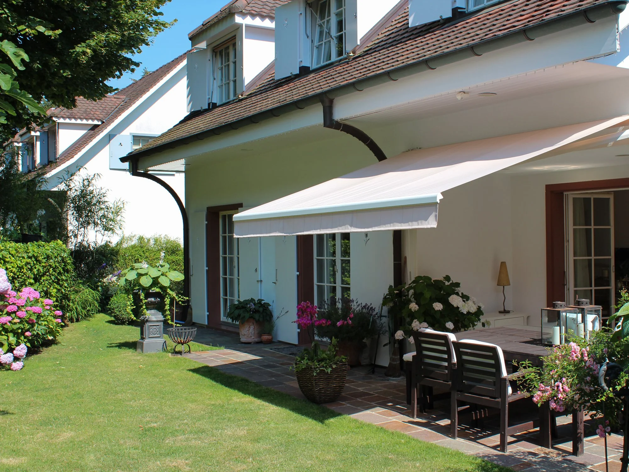 Garten mit Pool in Riehen