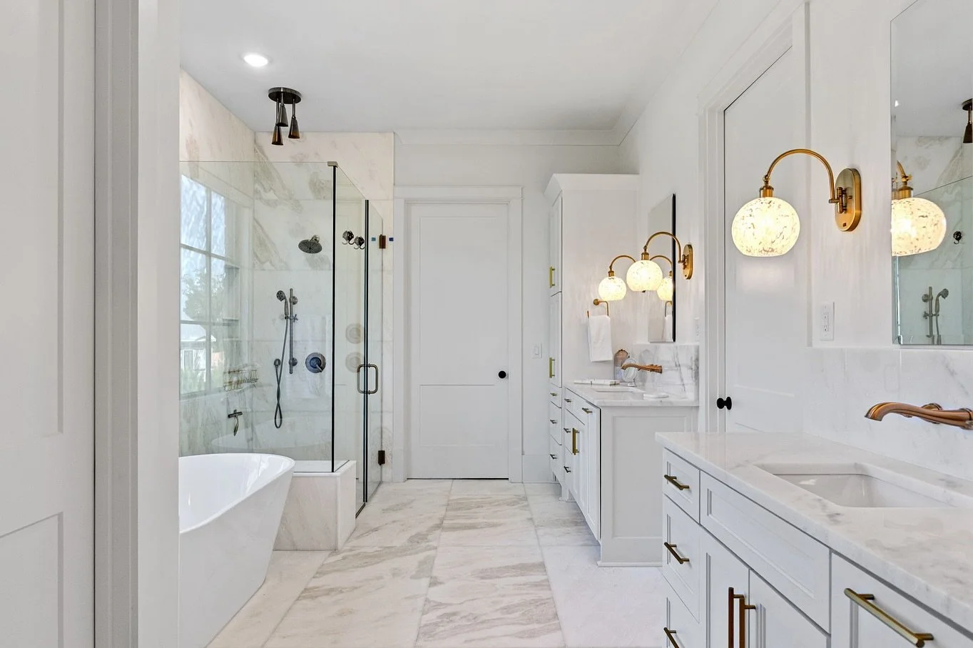 A master bath that defines luxury ✨ From the floor to the fixtures, every detail in this space was designed to wow. Sleek marble surfaces, soft gold hardware, and timeless lighting create a spa-like sanctuary that feels both elegant and elevated.
Cus