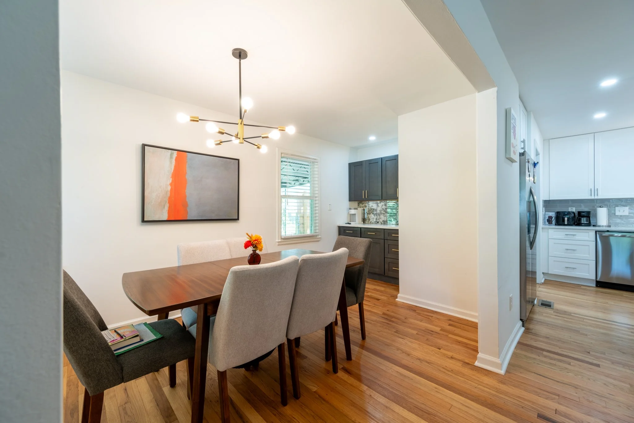 2_LivingRm_DiningRm_650_Campbell_Cir-8.jpg
