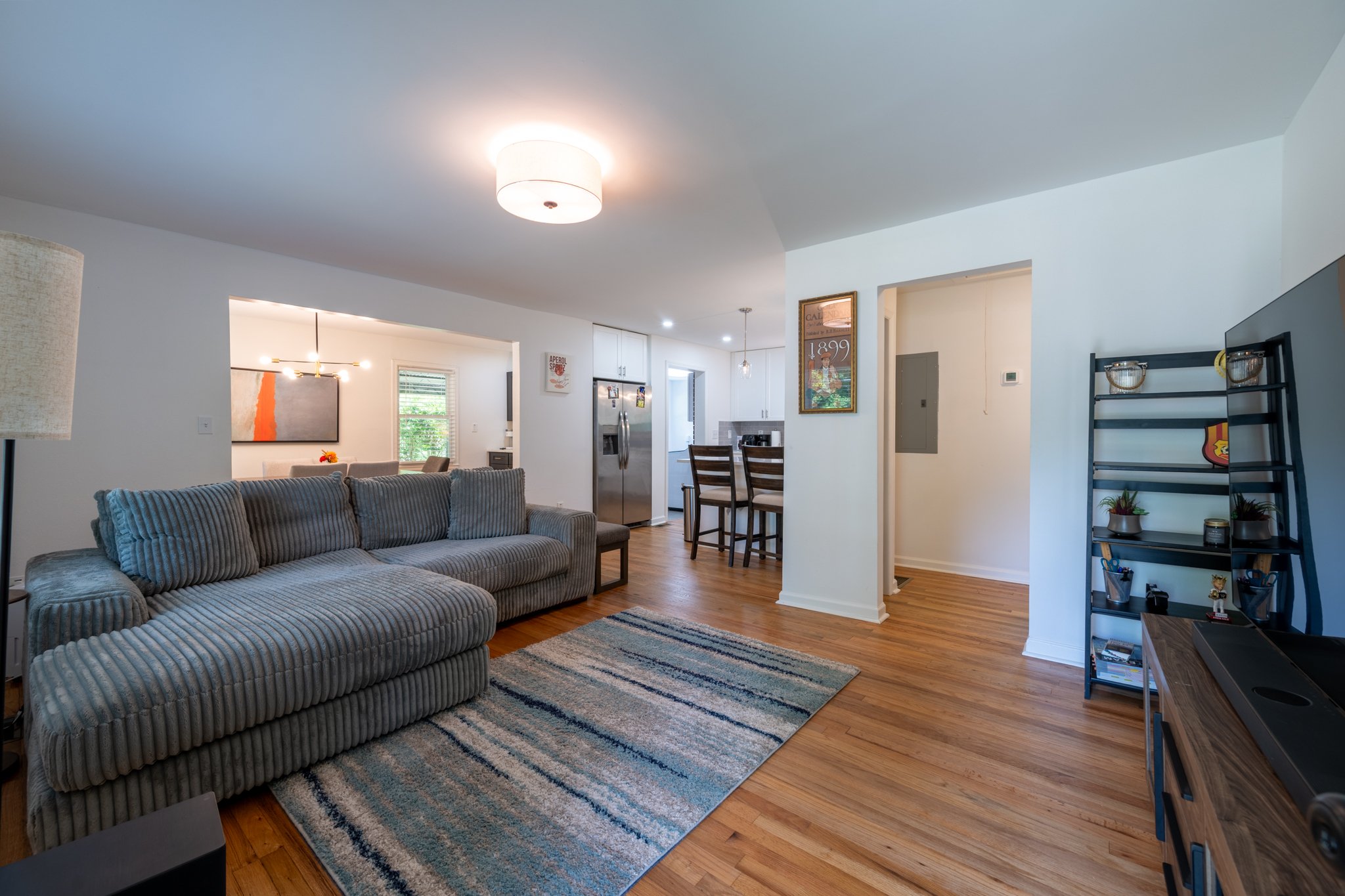2_LivingRm_DiningRm_650_Campbell_Cir-6.jpg