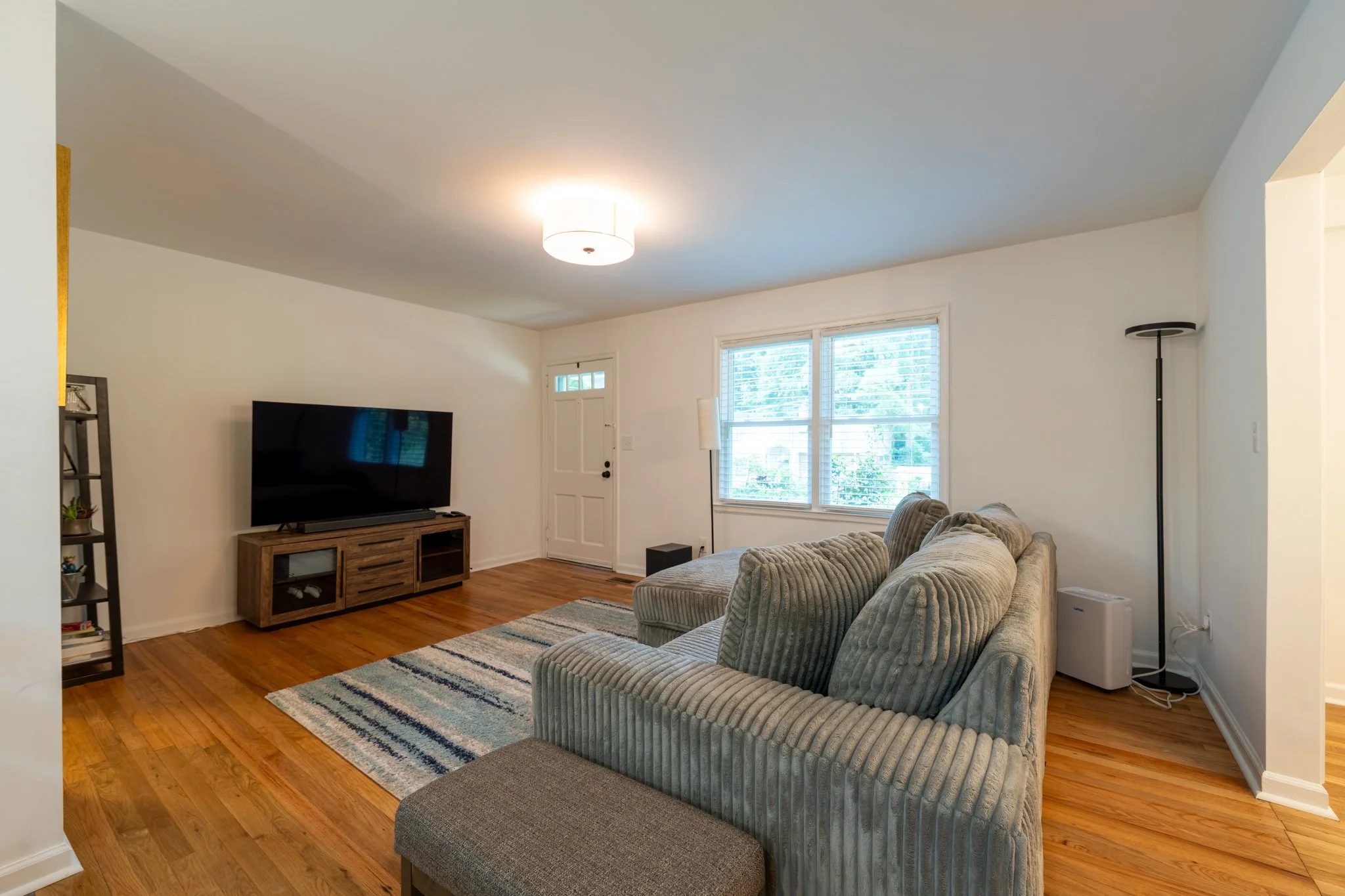 2_LivingRm_DiningRm_650_Campbell_Cir-9.jpg