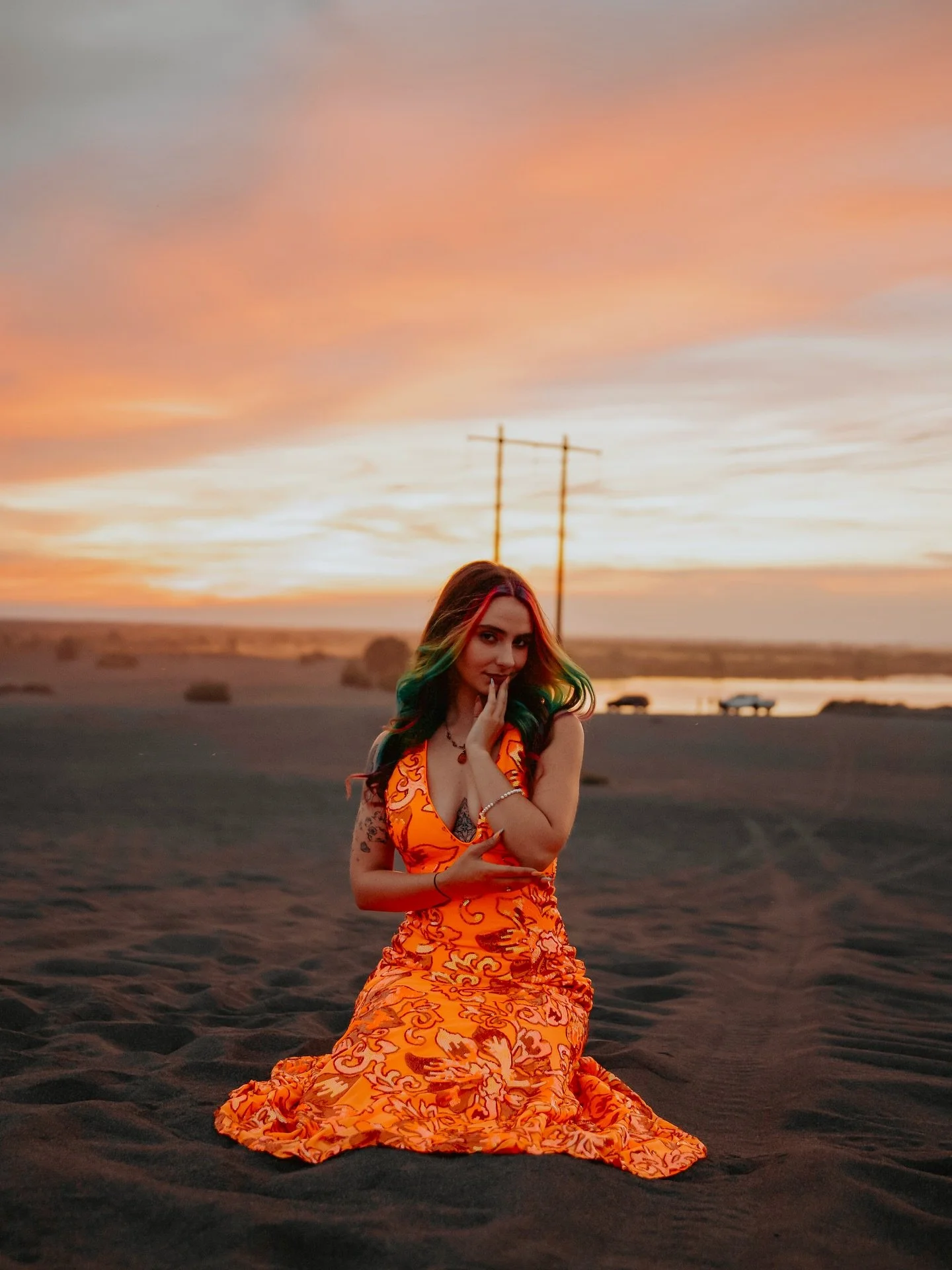 Giving golden hour a whole new meaning. 🌅✨ @gabryele_huckaby #thedressshopcda