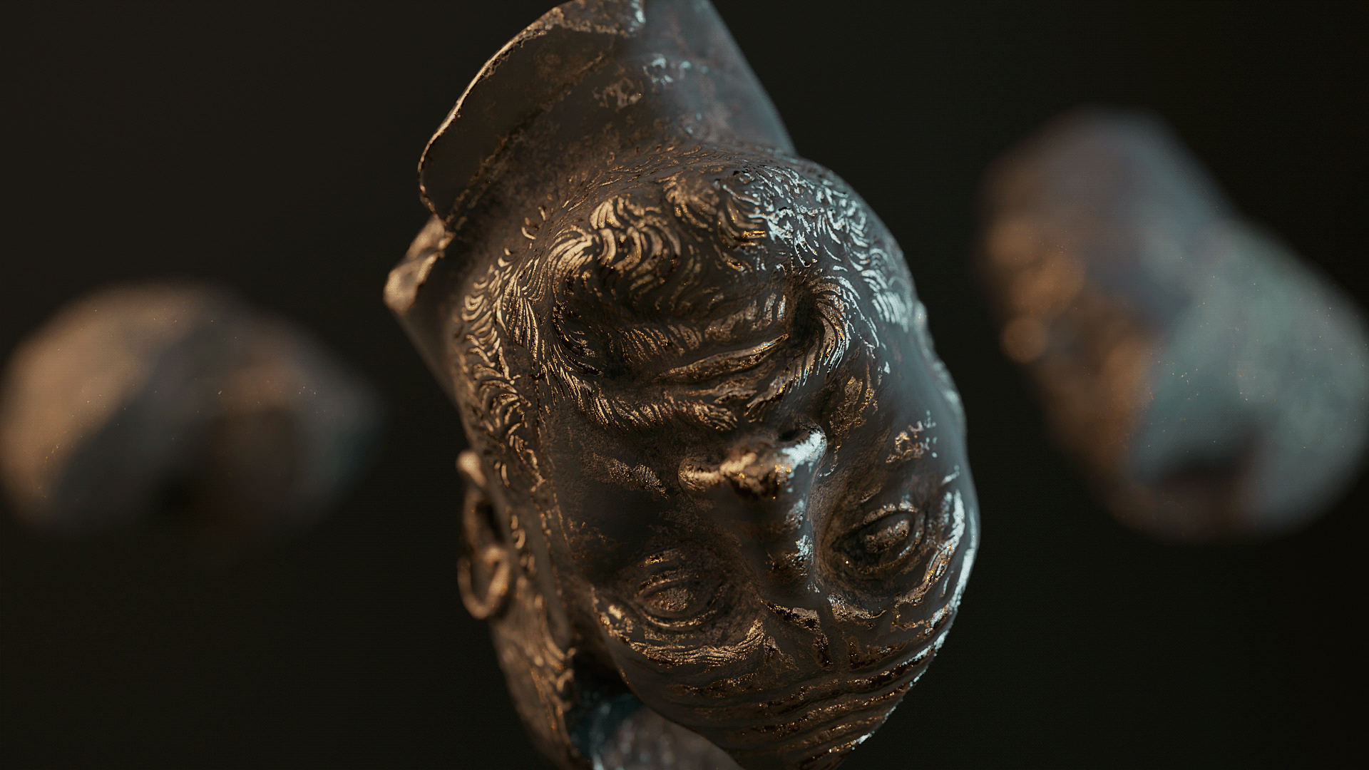 Cadena de oro con piezas en forma de caras de diferentes expresiones humanas, en un fondo oscuro.