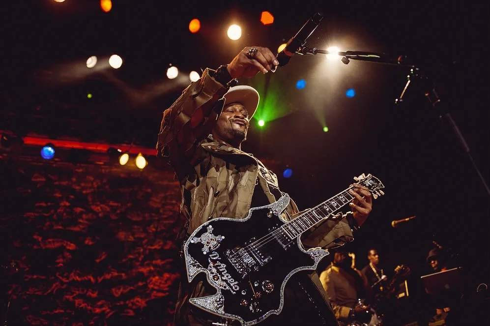 Ain&rsquo;t That Easy &spades;️

𝕯&rsquo;𝕬𝖓𝖌𝖊𝖑𝖔 𝖆𝖓𝖉 𝕿𝖍𝖊 𝖁𝖆𝖓𝖌𝖚𝖆𝖗𝖉

I&rsquo;d been wanting to see D&rsquo;Angelo since the release of Brown Sugar - and to be in the pit, listening to some of the best musicians play through his cata