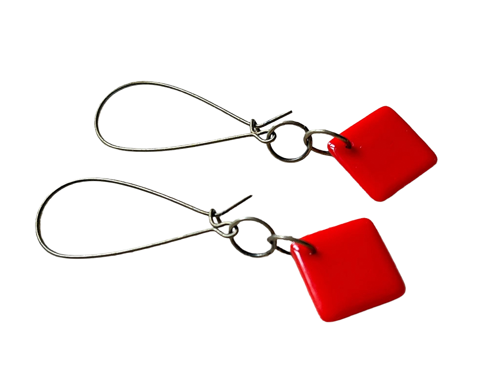 LRC-red-diamond-shaped-kidney-earrings-4.png