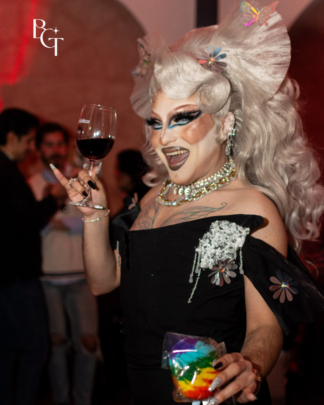 Lanzamiento de Baja Gay Tours: vino, música y drag queen.