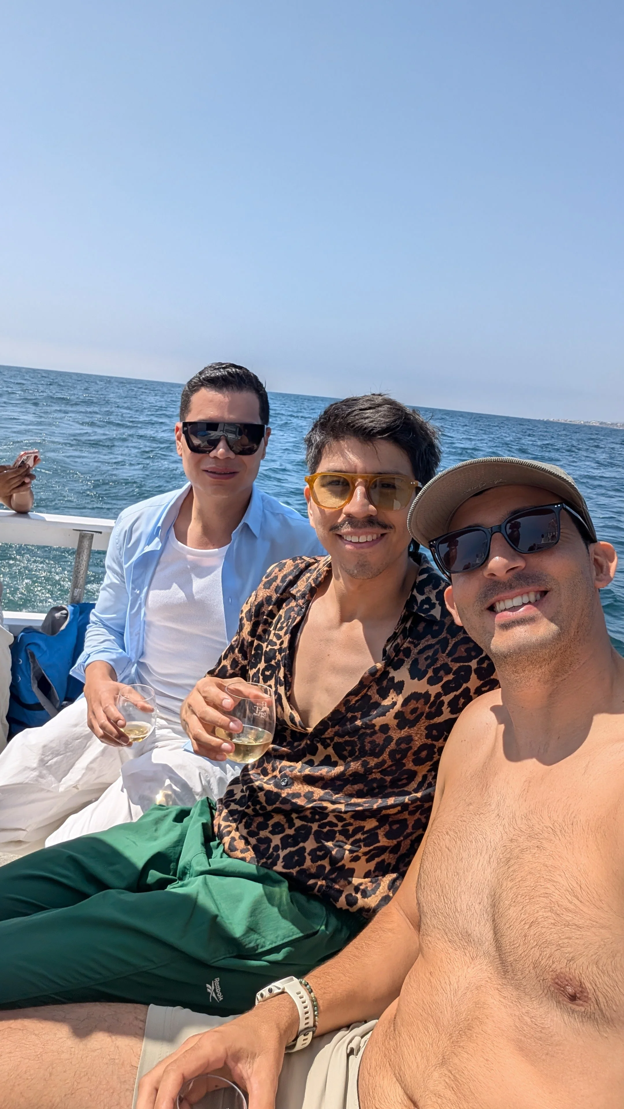 Queer Boat Day: un recorrido en bote por la bahía de Ensenada con vino mexicano, ceviche y buena vibra queer