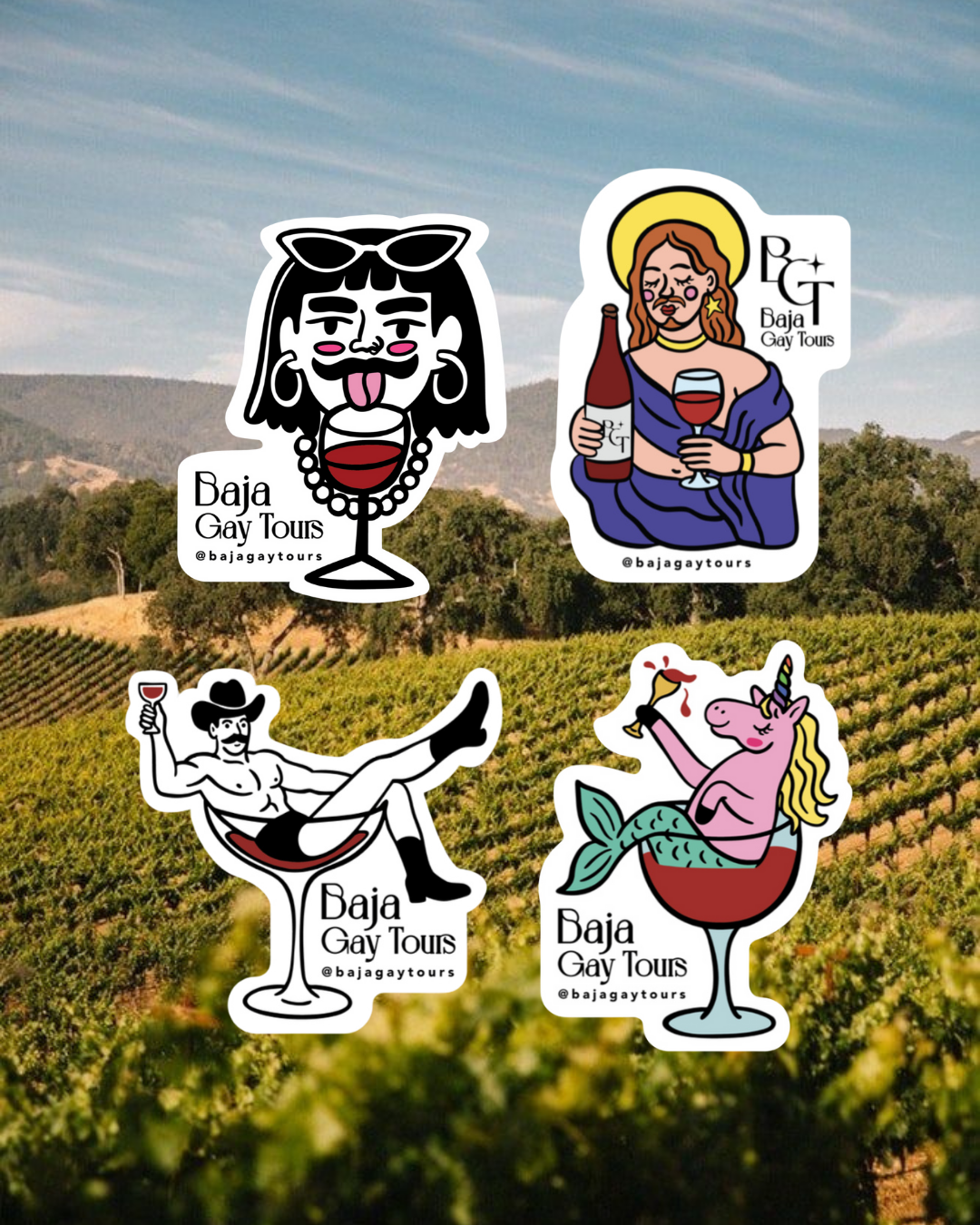 Cuatro calcomanías en un paisaje de viñedos con montañas al fondo. La primera calcomanía muestra a una mujer con gafas, cabello corto, usando accesorios y sosteniendo una copa de vino. La segunda muestra a una mujer con halo, cabello rizado, vestida con toga, sosteniendo una botella de vino y una copa. La tercera es un hombre con bigote, sombrero, en una copa de cóctel, con una postura relajada. La cuarta es un unicornio con melena rizada, en una copa y sosteniendo un trago.