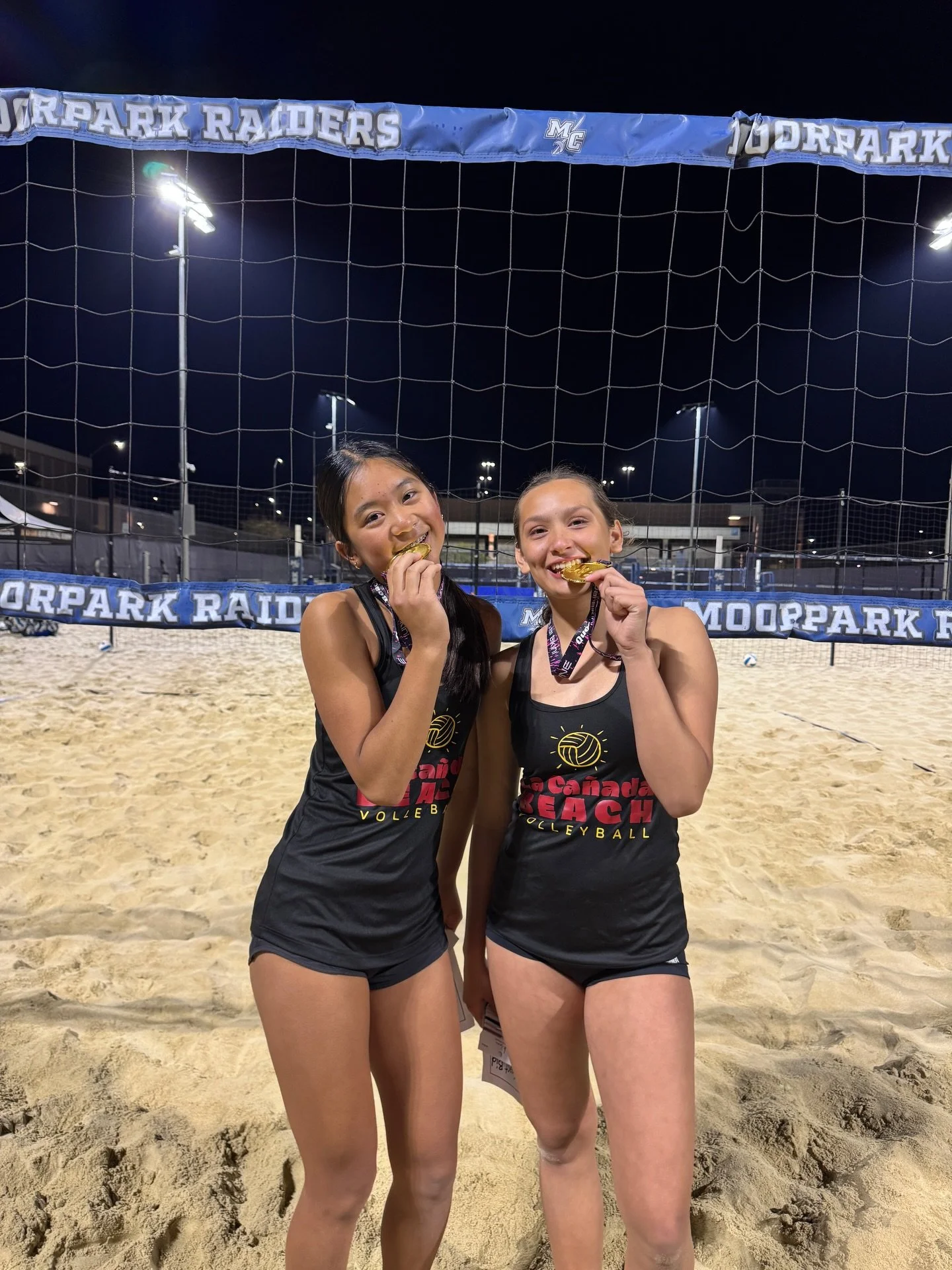 Gold tastes good ☺️🥇
So proud of @avachuavolleyball_ and @olivialeiva.vb for their hard work! It paid off tonight @blacksandbva ⭐️