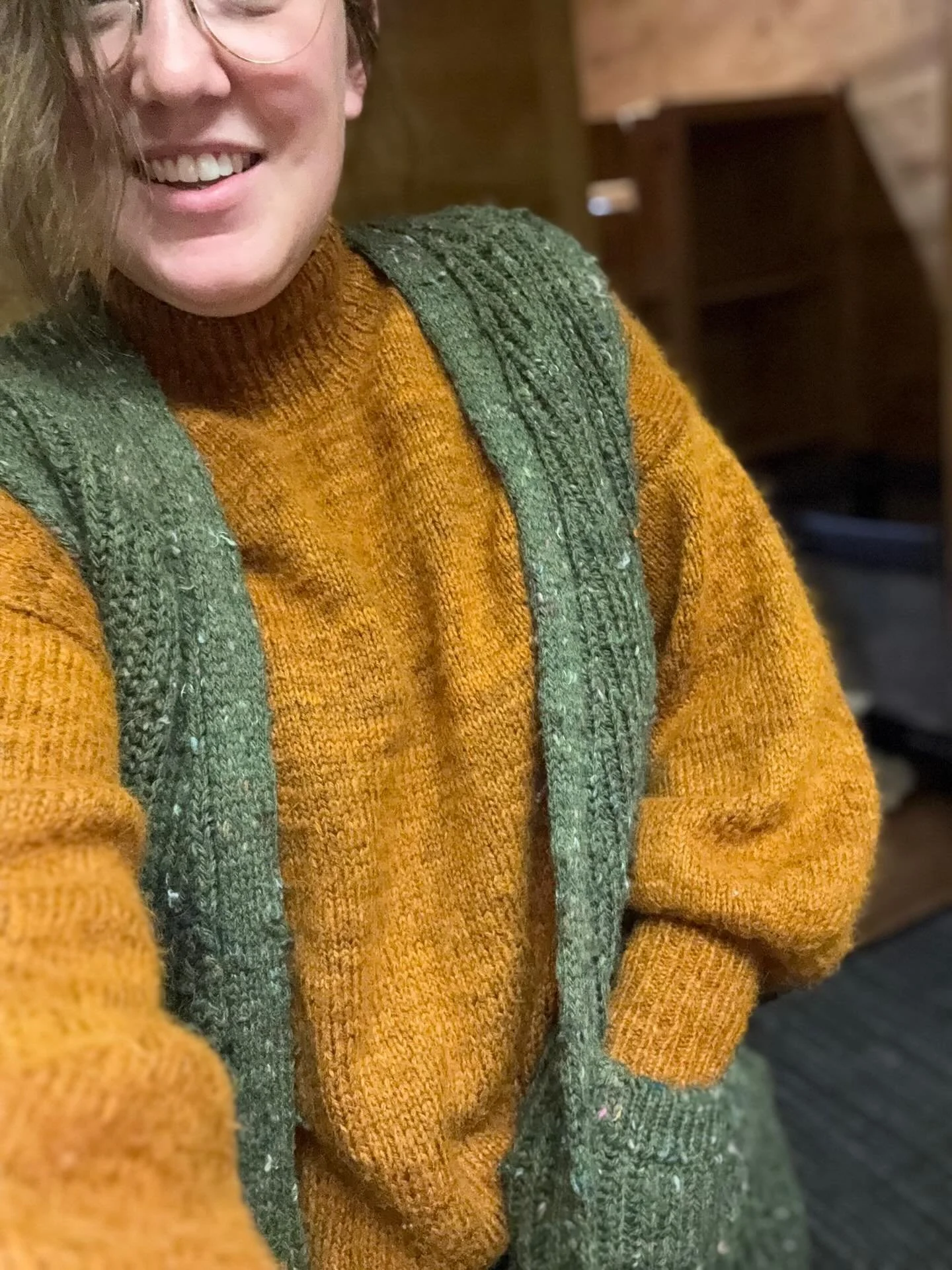 @labienaimee and @petiteknit outfit of the day:
🧶 confetti (November vest)
🧶 kumo+cashmerino (balloon sweater) 

We are currently traveling through south east Canada with the family and everyone is wrapped in wool ❤️❤️

#knittedootd #handmadewardro