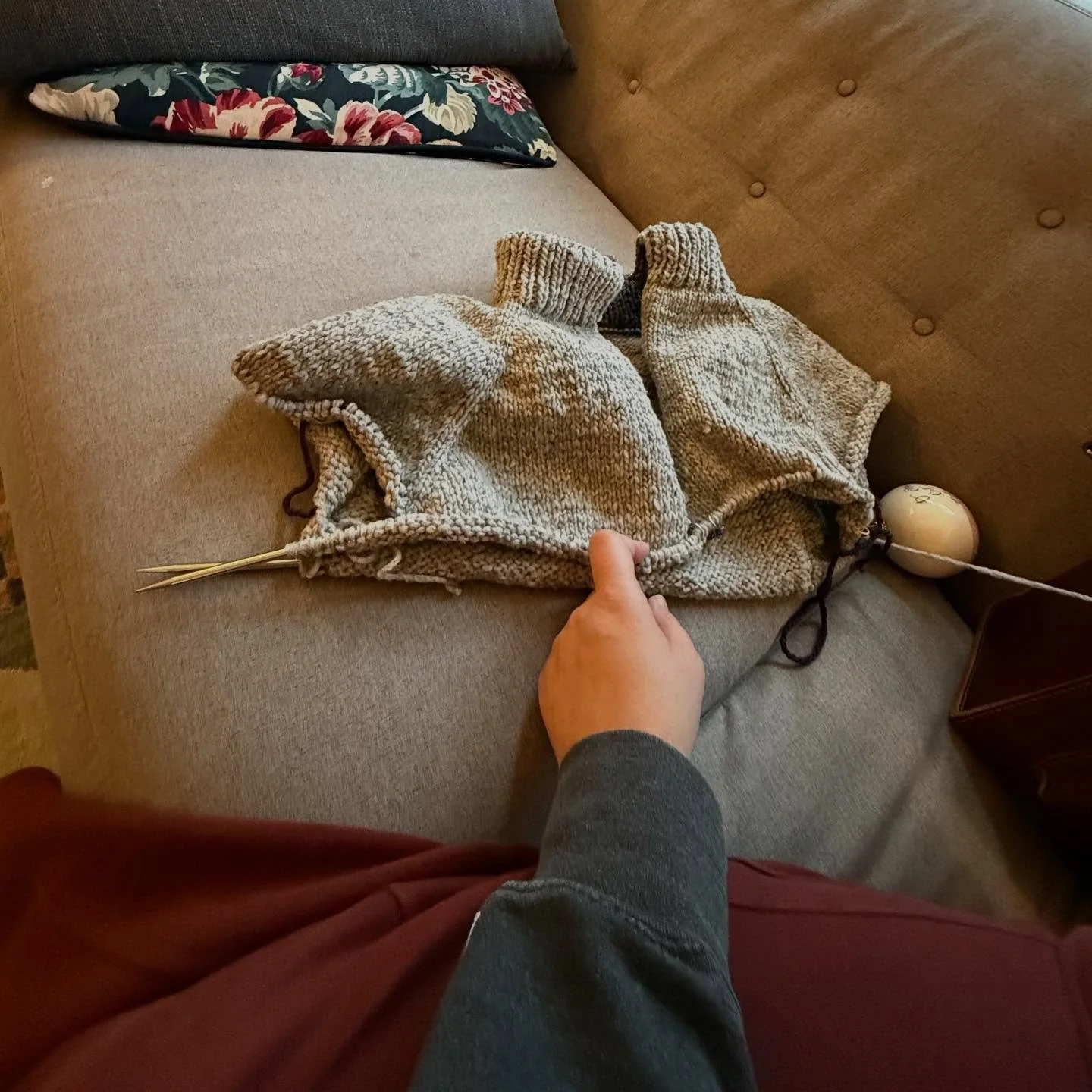 I don&rsquo;t always kick everything off my couch to take a picture of my WIP&hellip; But when I do, I forget to get rid of the tree ornament and I post it to the grid ❤️ 

@brooklyntweed yarn and @petiteknit pattern 

#knitting #knittinginsporation 