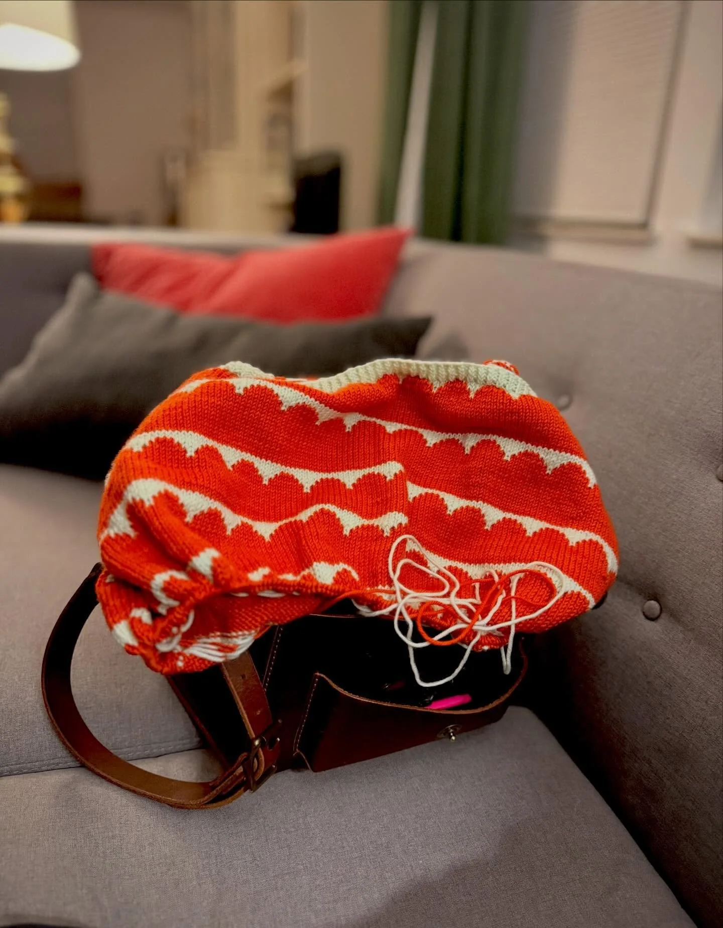 Let us pause our scrolling in of appreciation of this 💥 Y A R N 💥

Our girl at @baby.cat.yarns really rolls up her sleeves and goes to town on that color wheel. Here are crab 🦀 and cucumber 🥒, just two of the color ways in her deep catalog, even 