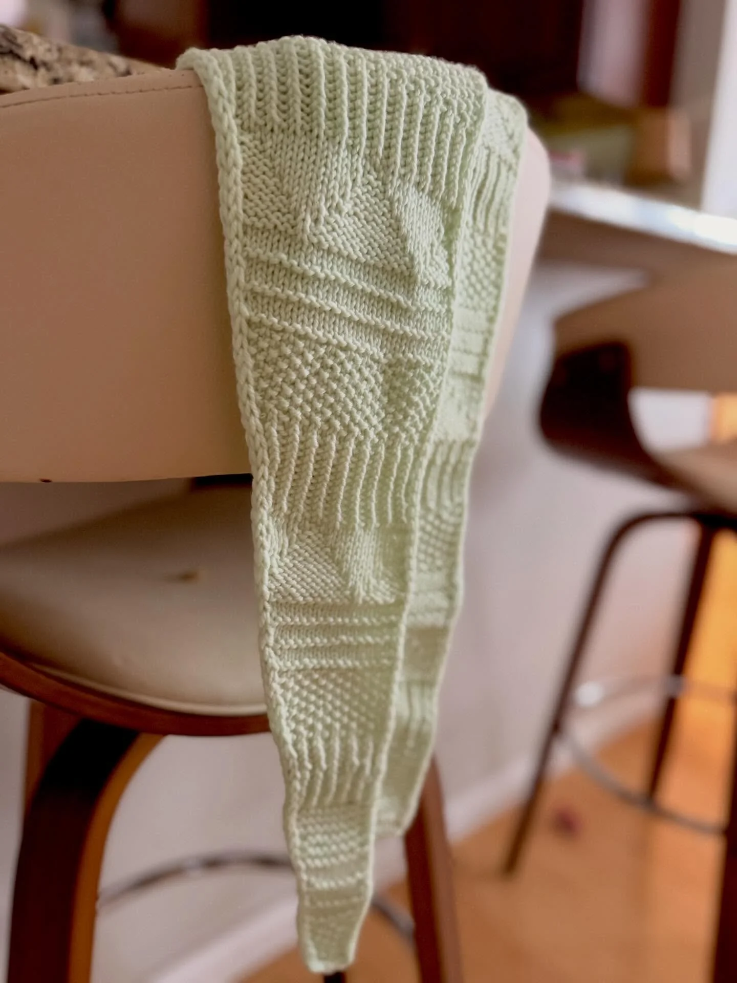 The first of a series of Pierre skinny scarves by Stephen West. This one worked up in @baby.cat.yarns beautiful DK in the Cucumber colorway 🥒 💚

#modernknitwear #knitknitknit #knittingpatterns #alwaysknitting #handmadewardobe