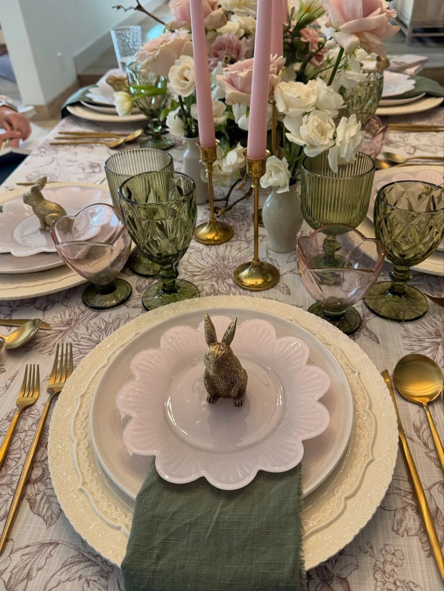 Some bunny is ready for Easter brunch. 🐰🌷

Spring weather has us dreaming about beautiful gatherings and Easter tables.
Who&rsquo;s hosting this year?

We offer full tablescape styling or tablescape bundle rentals to help make your Easter table fee