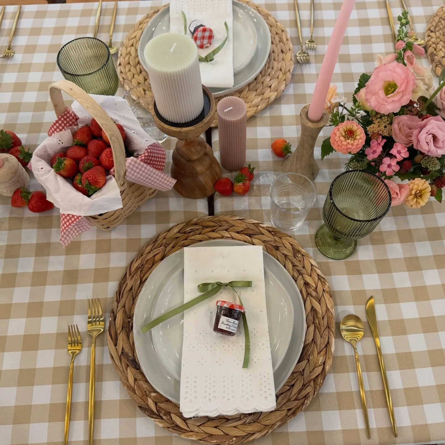 Meet me at the farmer&rsquo;s market 🧑🏽&zwj;🌾🍓

#bridalshower #farmersmarketparty #bridalshowertheme