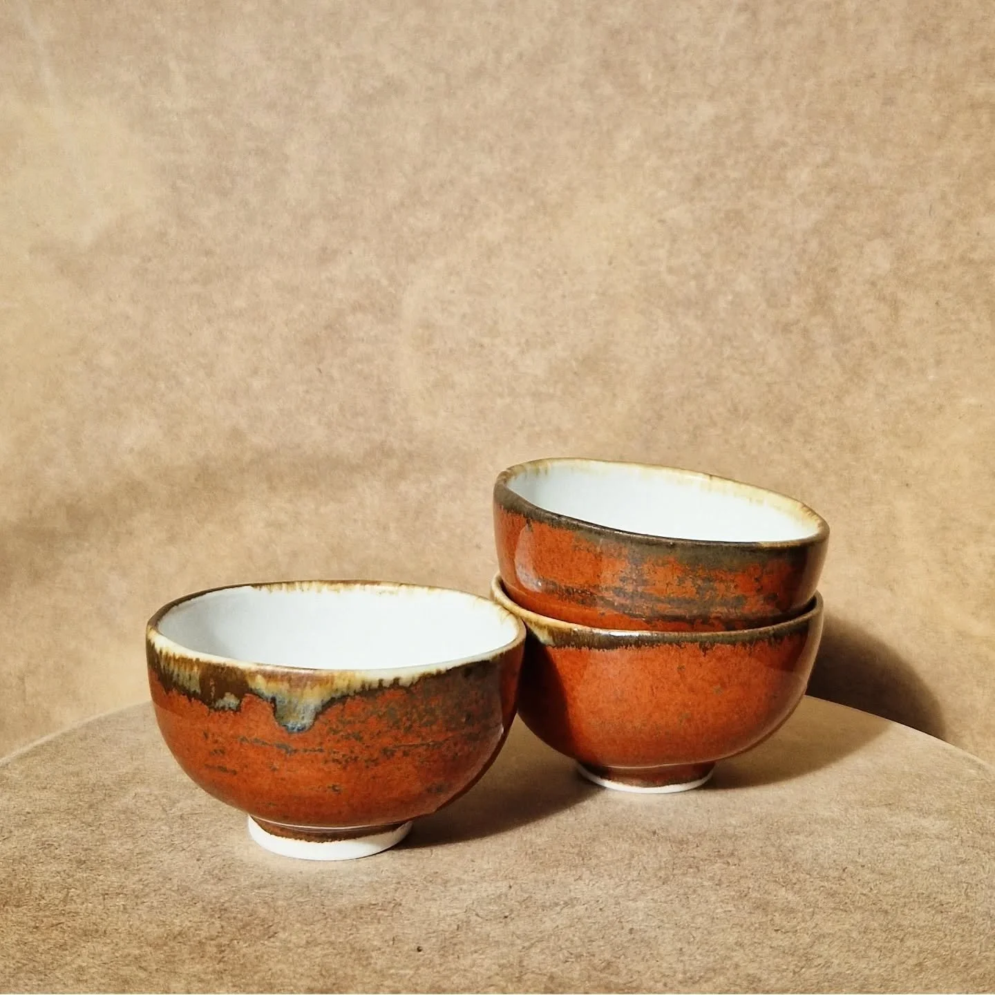 I really like these small porcelain cups (think sake size), especially the red ones with the little glaze run 🍶💧
Lots of things are getting glazed and fired finally, after a couple of weeks doing looots of bisque firings and glaze tests!