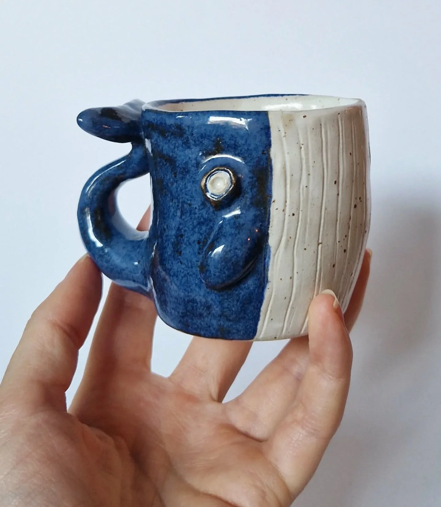 En fin best&auml;llning f&ouml;r n&aring;gra m&aring;nader sedan som jag aldrig visade 🐳
Nu har jag gjort n&aring;gra fler valkoppar, n&aring;got st&ouml;rre, som st&aring;r och v&auml;ntar p&aring; skr&ouml;j och glasyr. 
Specialbest&auml;llningar 