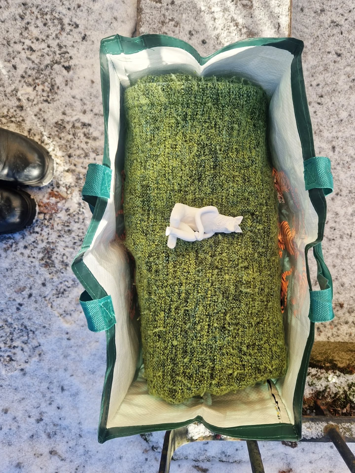 Var ute och gick med en liten porslinsperson jag gjorde hemma en kv&auml;ll och &auml;lskar de sm&aring; stunderna av sol vi f&aring;tt i februari. 
Solen v&auml;rmer lite nu och snart &auml;r det v&aring;r 🌼☀️