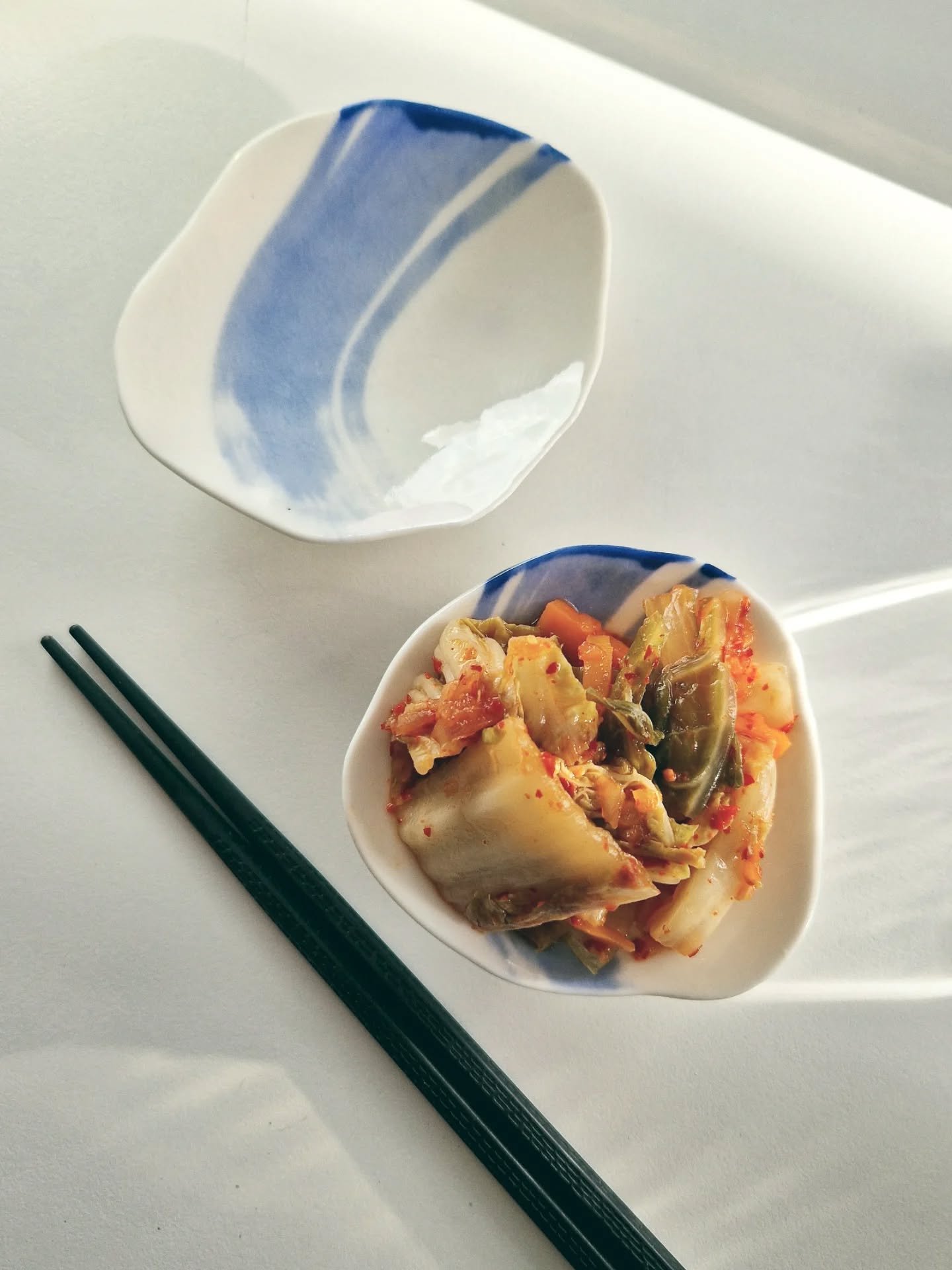 Egengjord kimchi p&aring; egengjort fat 🥬🌶🫚🧄
De h&auml;r sm&aring; fyrfotade faten i porslin gjorde jag f&ouml;r n&aring;gra &aring;r sedan men har fortfarande kvar - utom apelsinfaten som &auml;r slut allihop. Vissa tycker att det &auml;r tv&ari