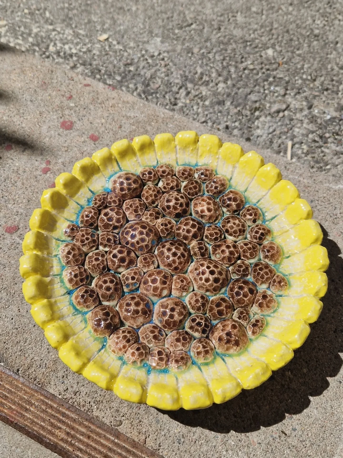 Bivattnare 🐝🍹⛱️💧

S&aring; f&ouml;r n&aring;gra veckor sedan h&ouml;rde jag ett herrans surrande inifr&aring;n toaletten i atelj&eacute;n, och n&auml;r jag &ouml;ppnade d&ouml;rren hittade jag tv&aring; (!) gr&aring;dammiga och tr&ouml;tta humlor 