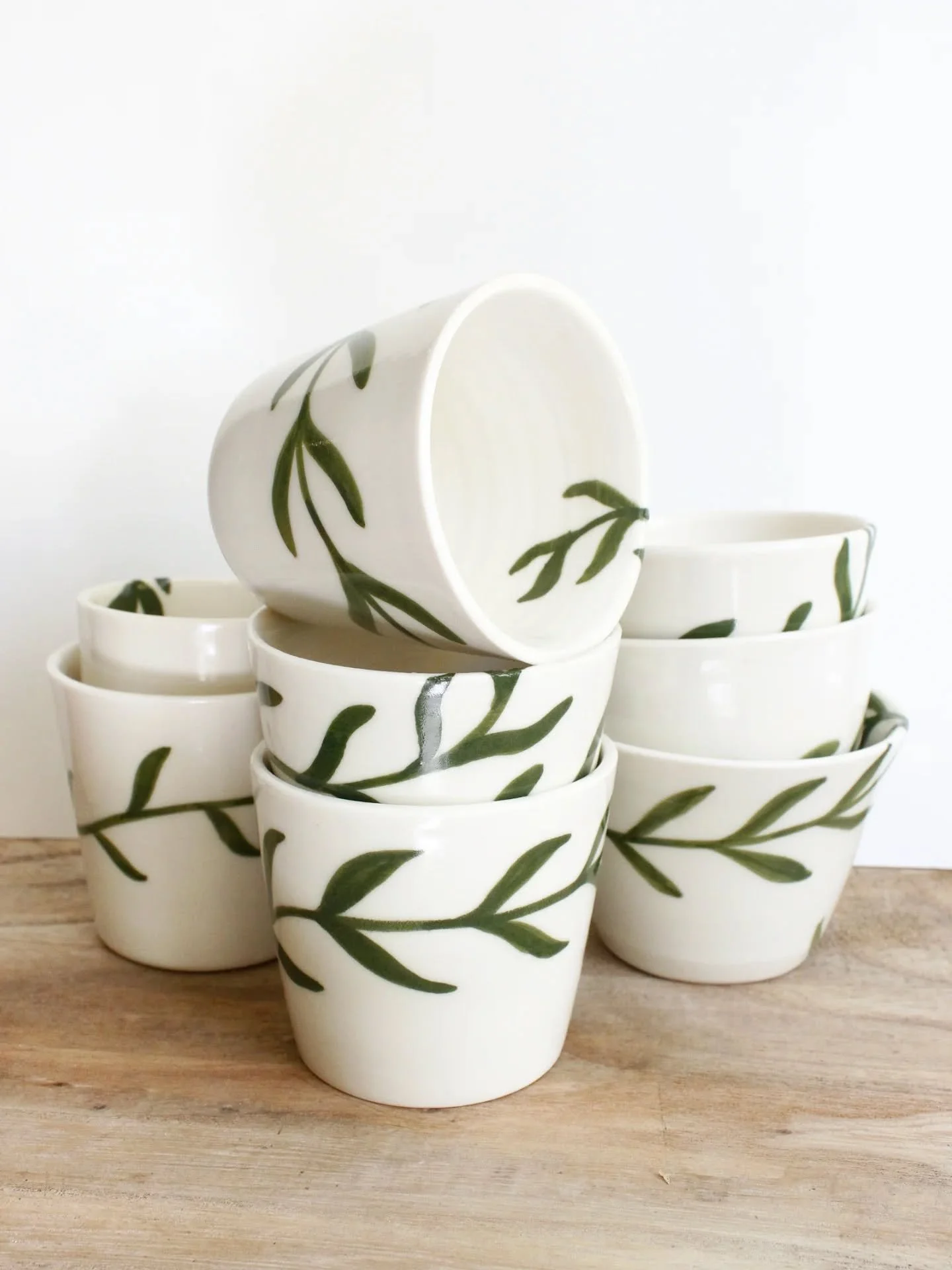 Nya sm&aring; koppar i porslin finns ocks&aring;, och kommer upp i webbshoppen tillsammans med sk&aring;larna snart 🌿💚