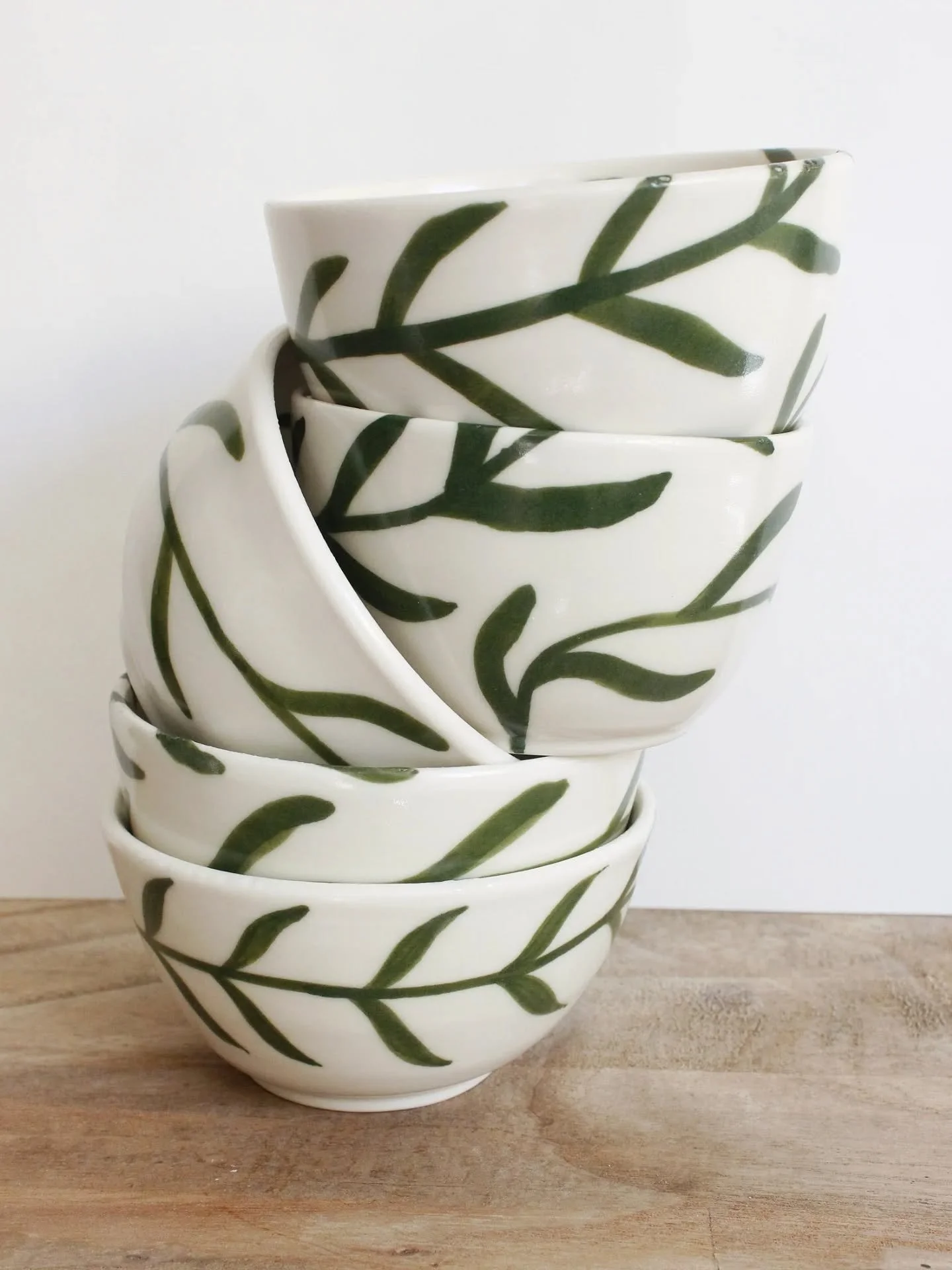 Nya sm&aring; sk&aring;lar i porslin 🌿
De dyker snart upp i webbshoppen, h&aring;ll utkik om du &auml;r intresserad - eller skicka ett meddelande s&aring; ordnar vi det tillsammans 🙌