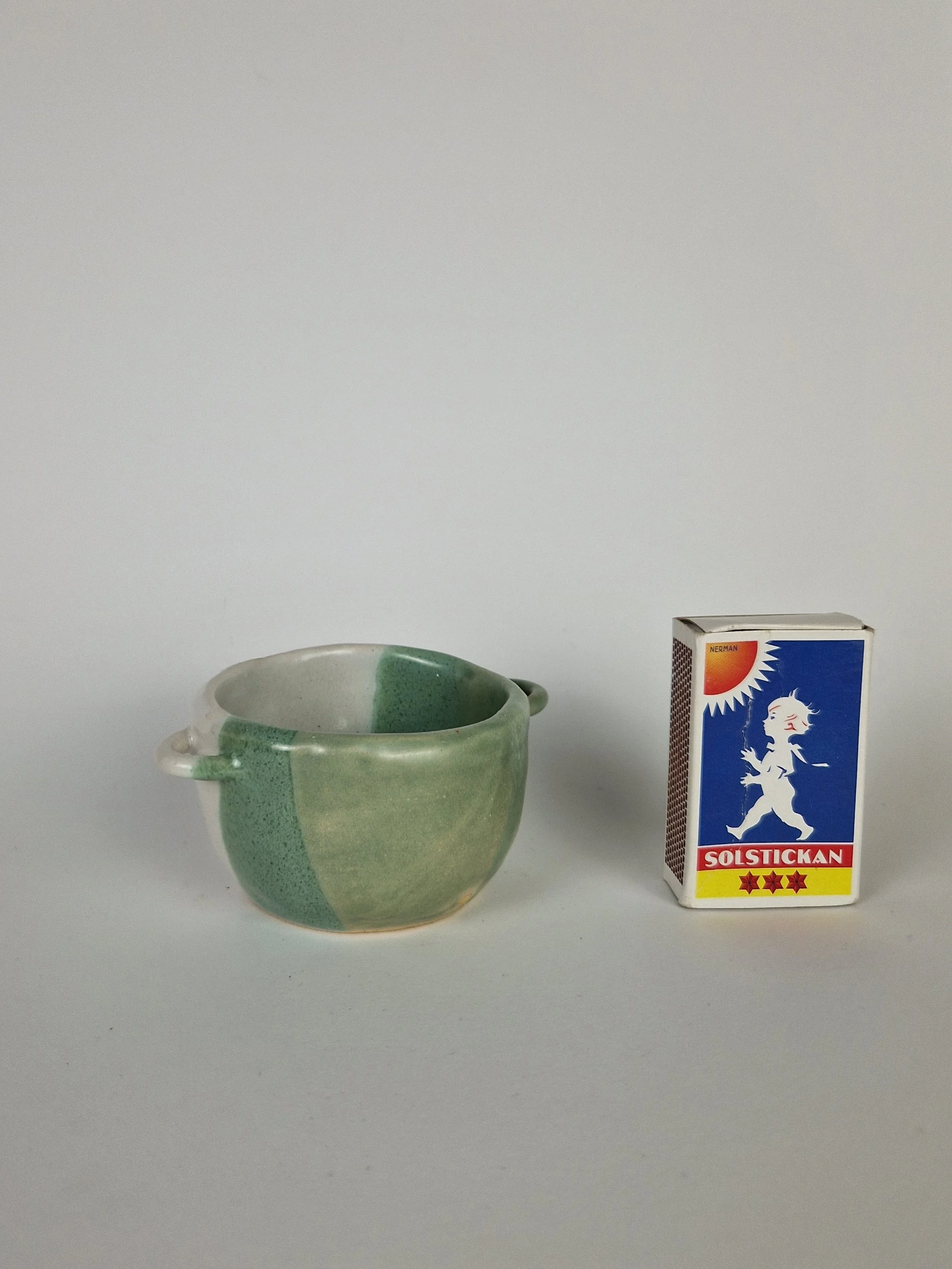 Small ceramic pot in green and white