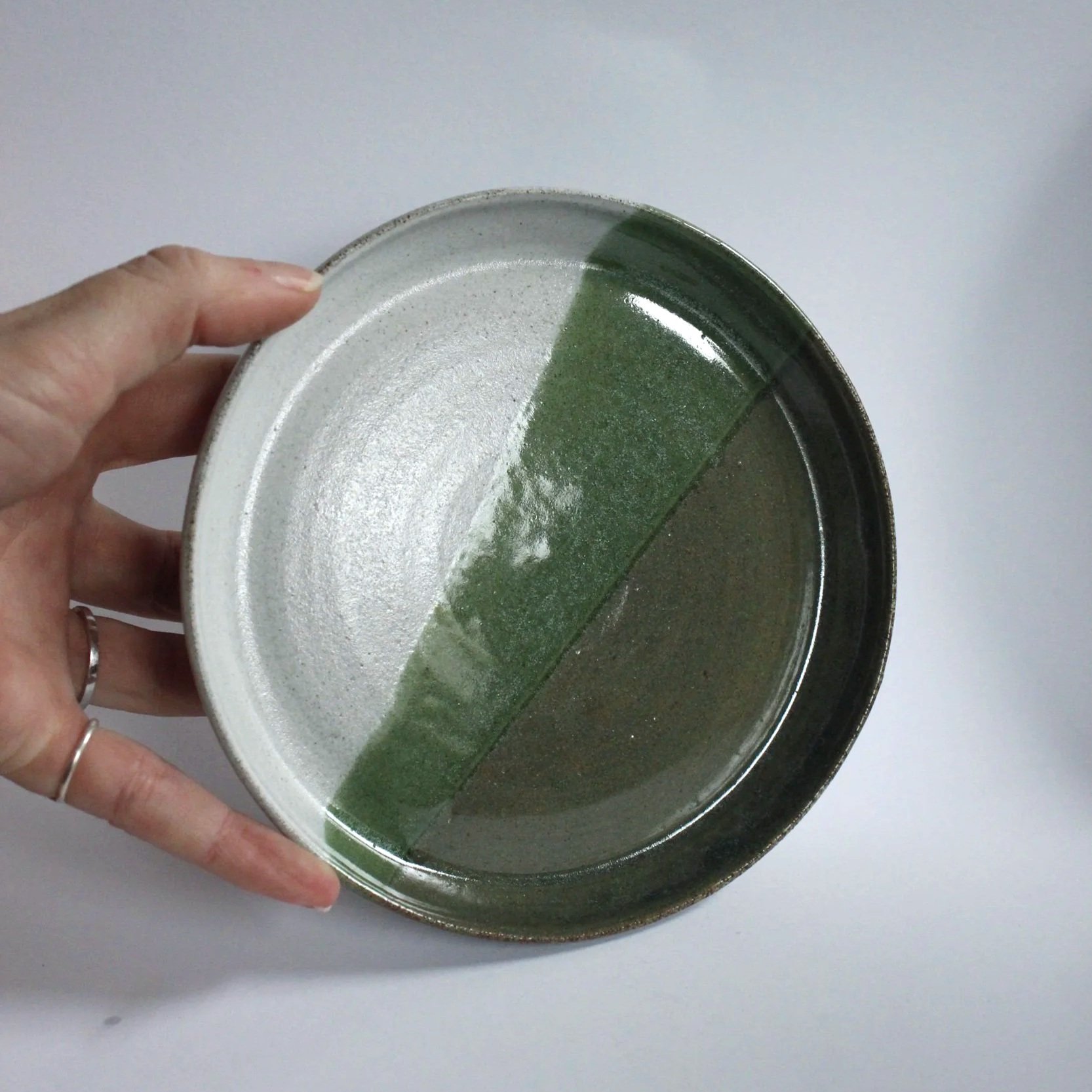 Stoneware plate in green on white, 14 cm