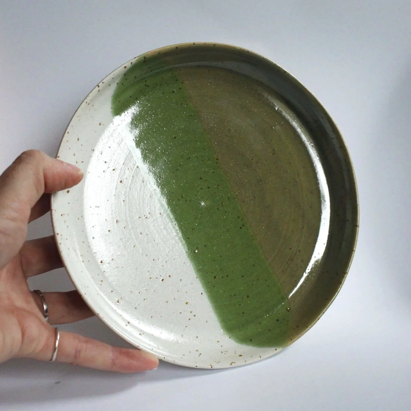 Stoneware plate in green on white, 17 cm