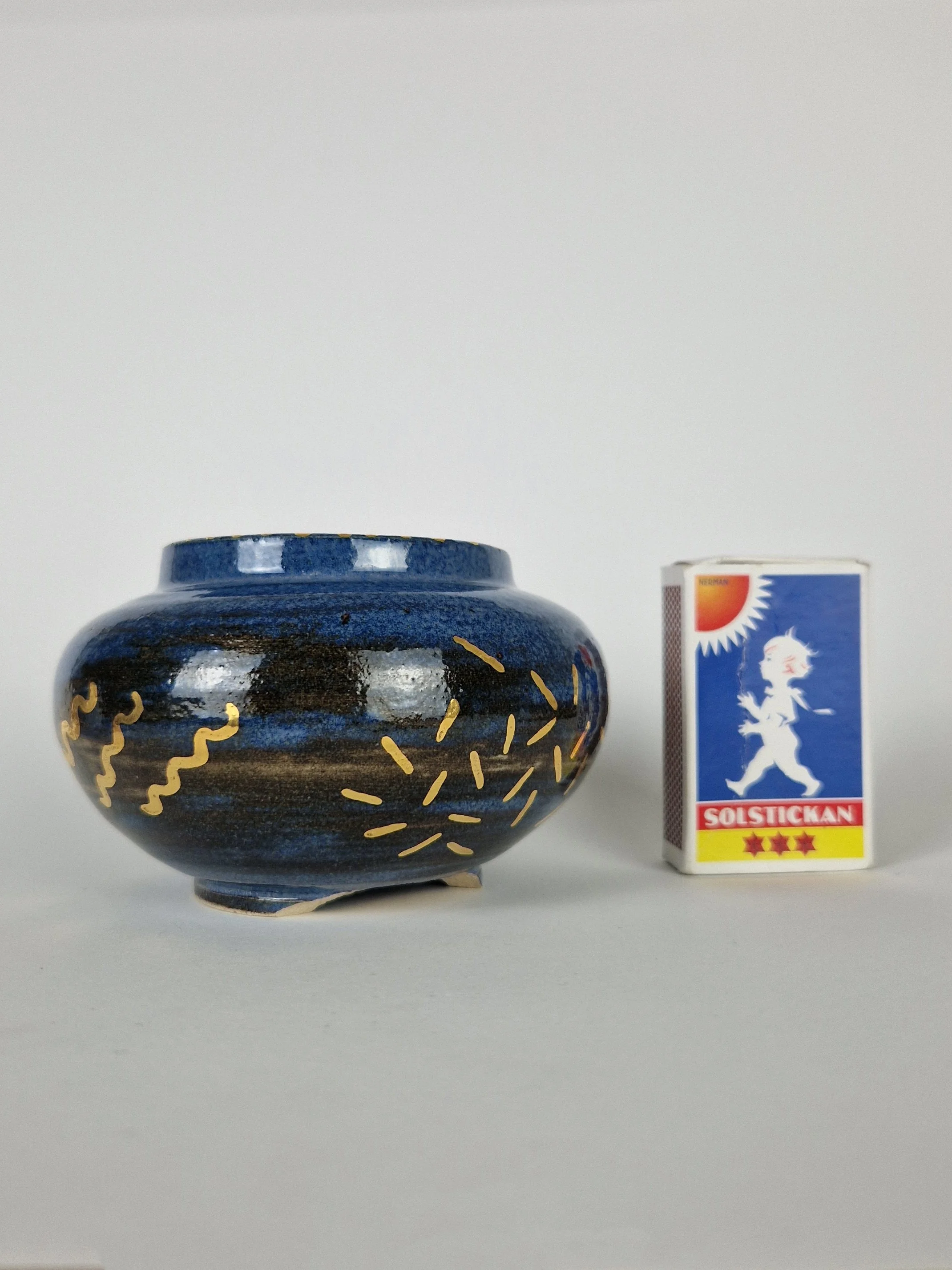 Chipped chubby vase in blue and gold