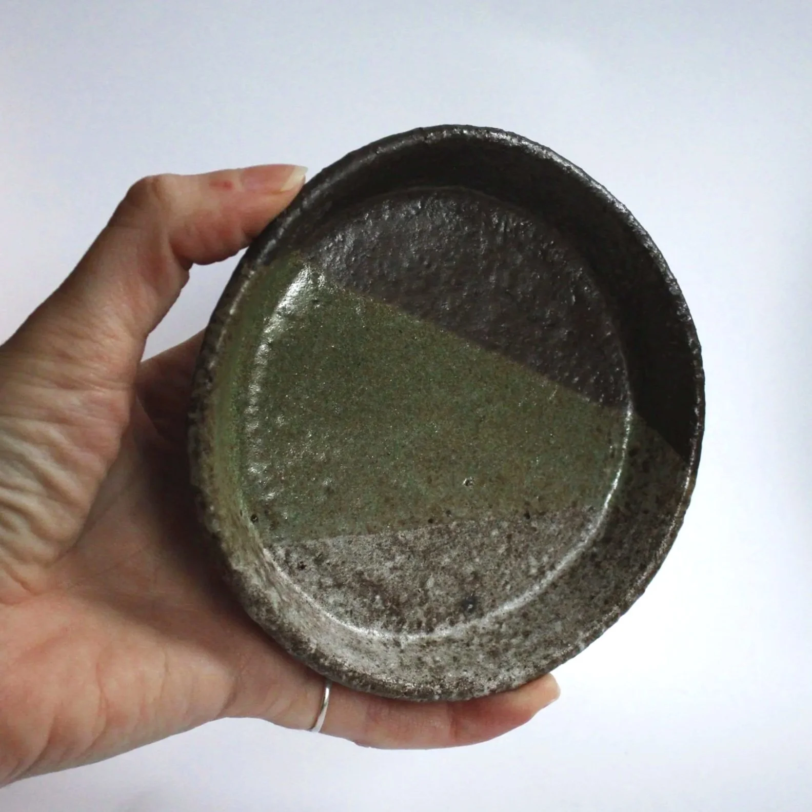 Stoneware plate in green on white, 11 cm (black clay)