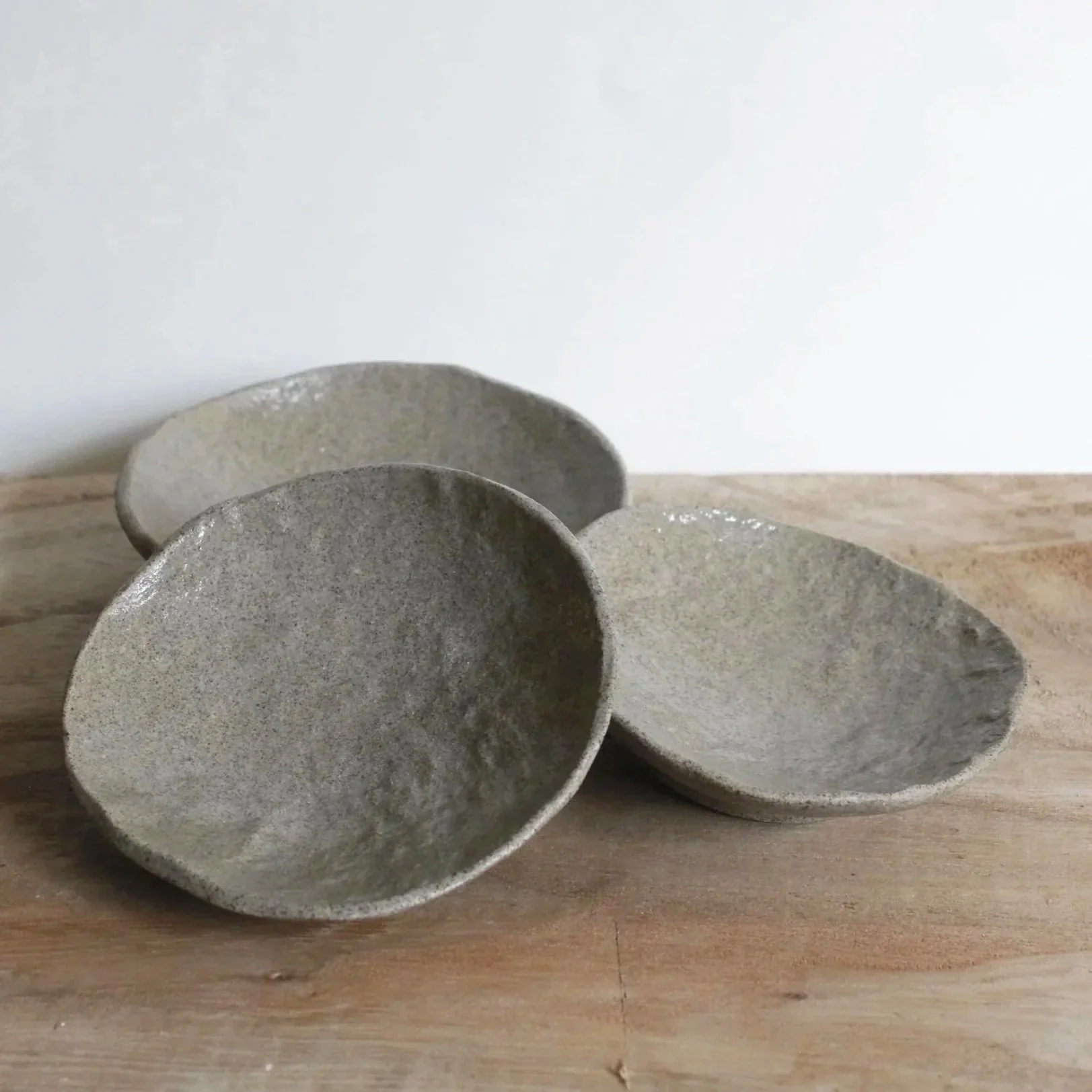 Shallow bowl with stone texture, grey