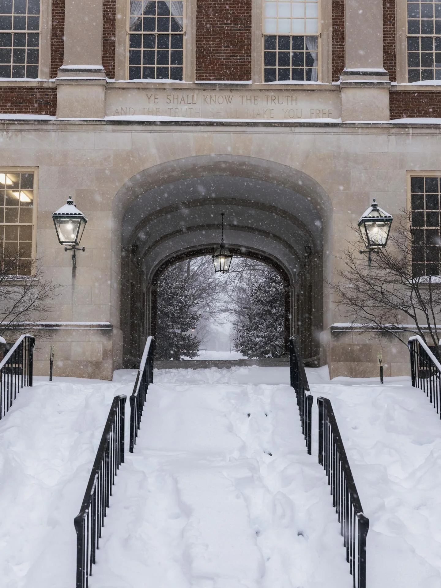 Snow Day in Oxford Ohio

@miamiuniversity 
@farmerschoolofbusiness 
@cityofoxfordoh