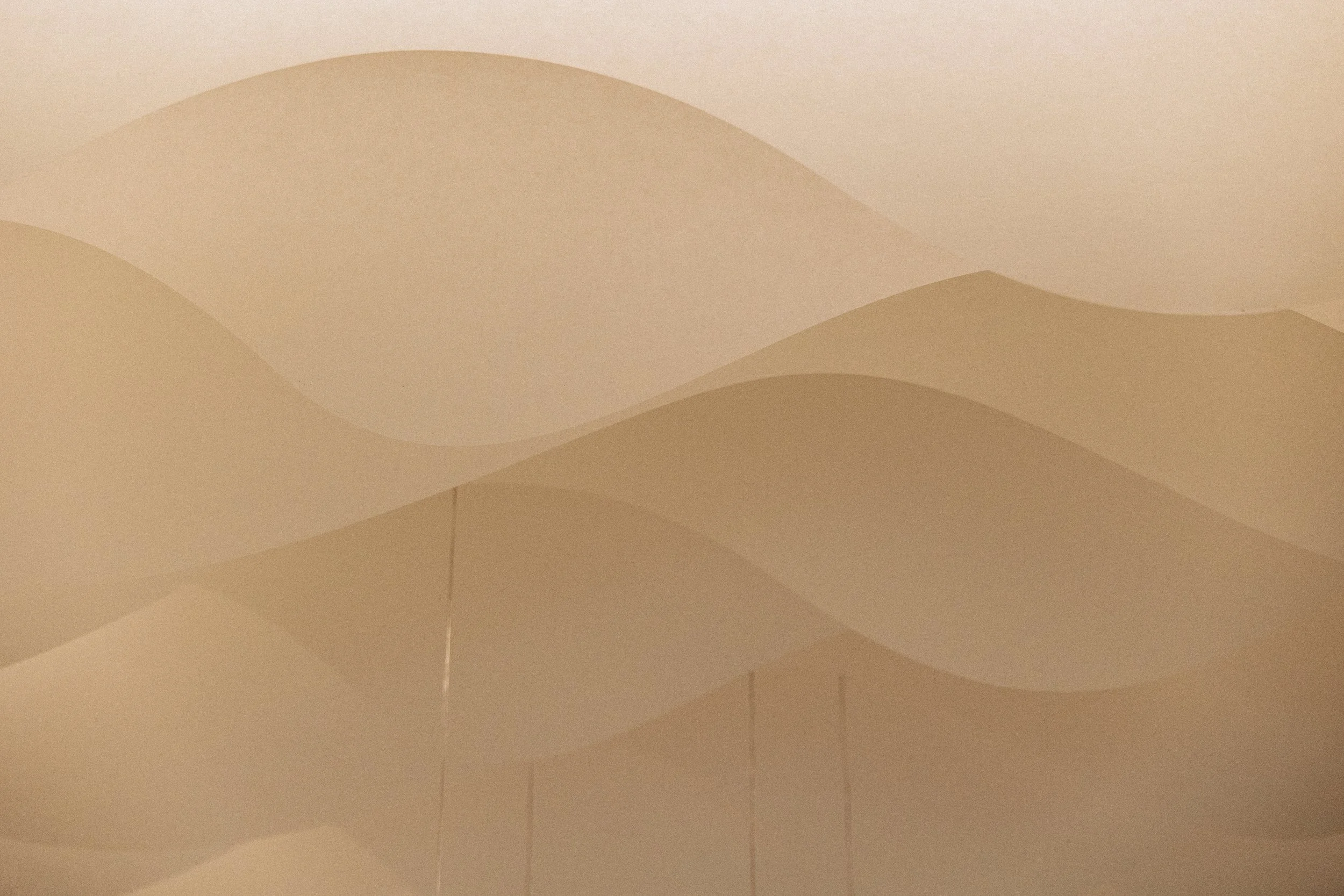 Motifs de vagues en relief de couleur beige clair, décor mural abstrait.