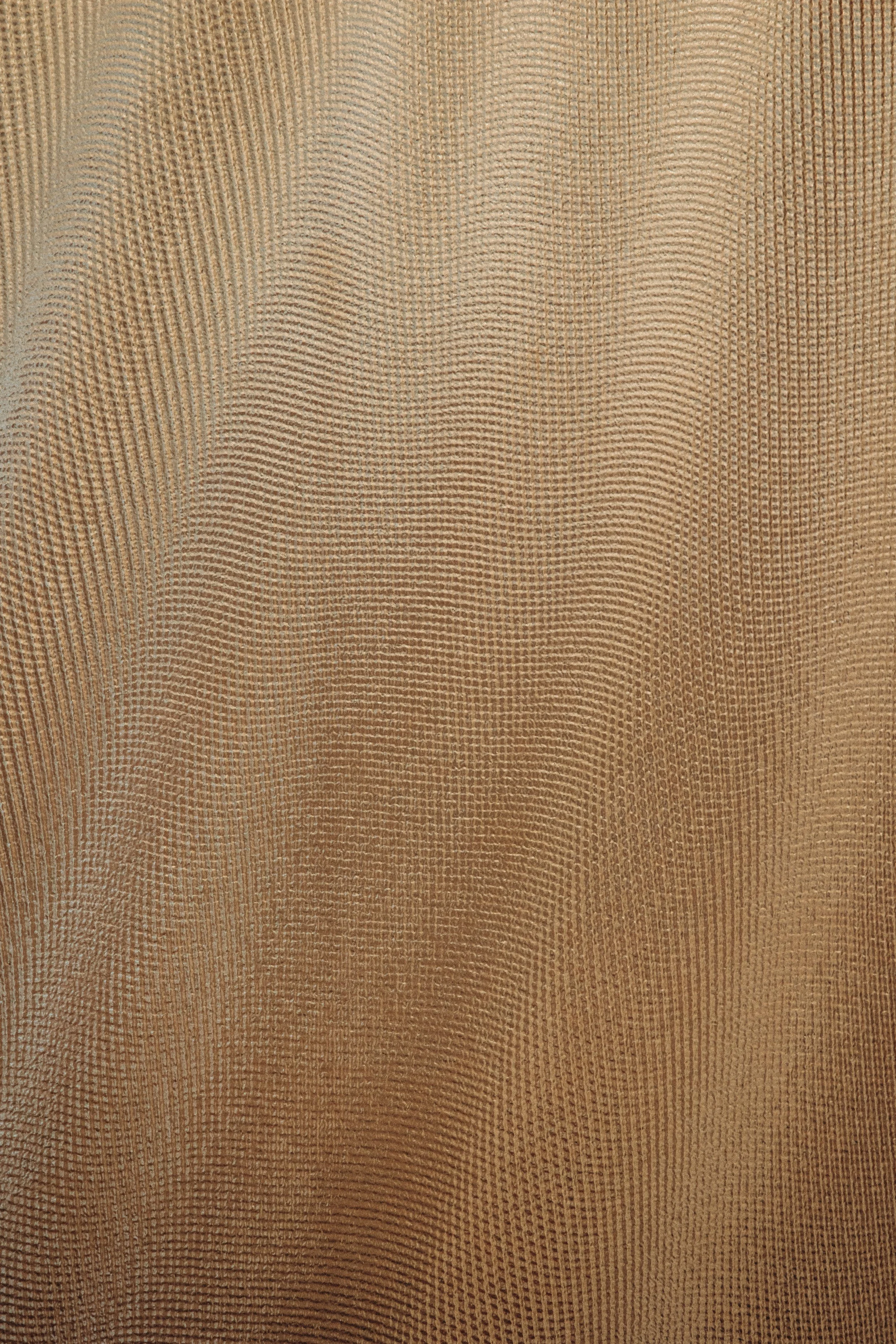 Texture de tissu en couleur marron clair avec un motif dense de lignes fines et pâles.