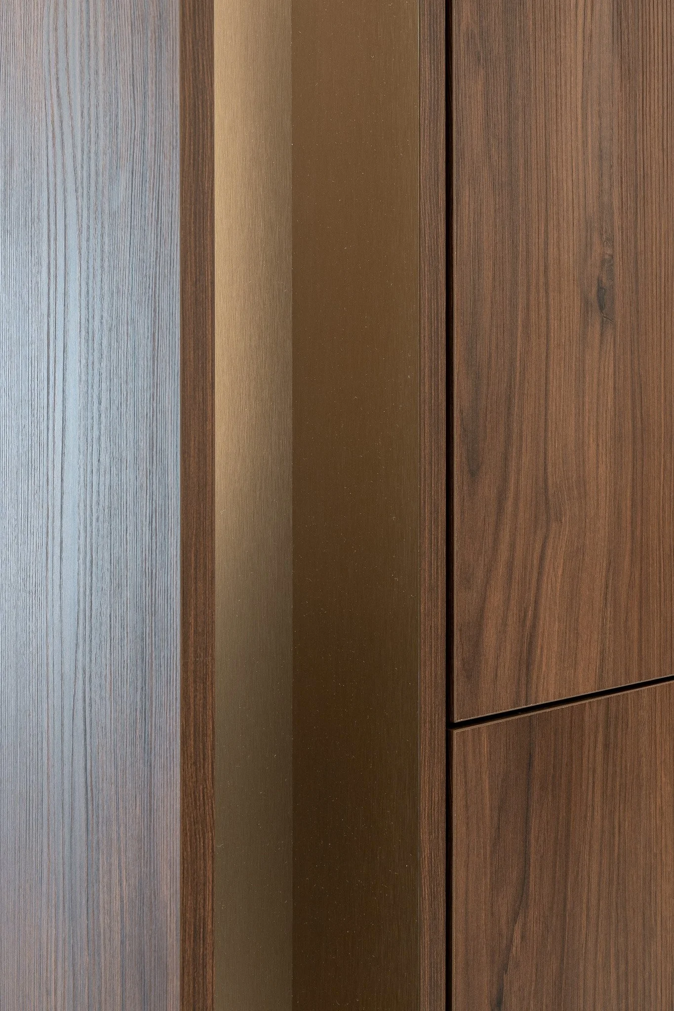 Portes en bois avec différentes teintes et textures.