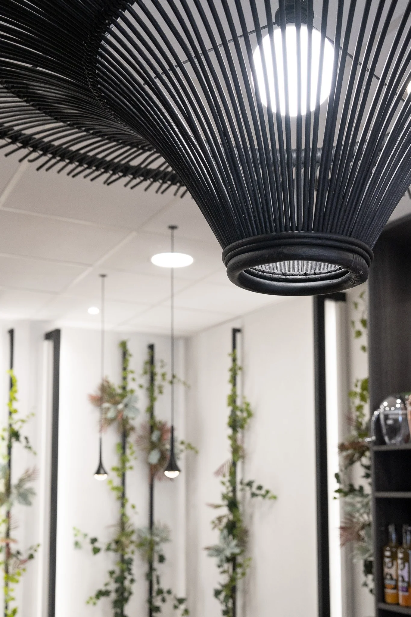 Séjour avec décor à la chaux et mobilier contemporain.