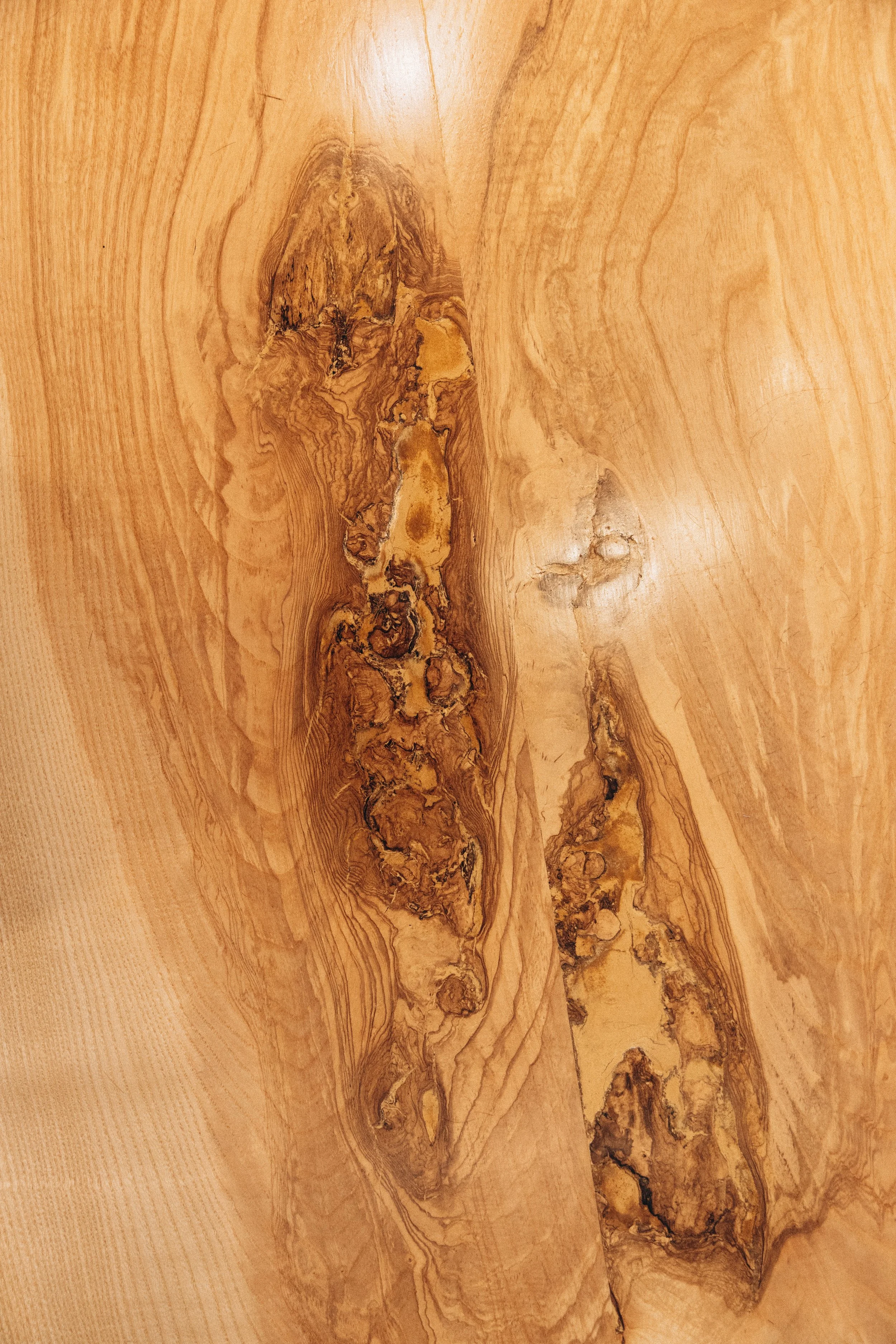 Surface de bois avec des motifs naturels et des veines visibles.