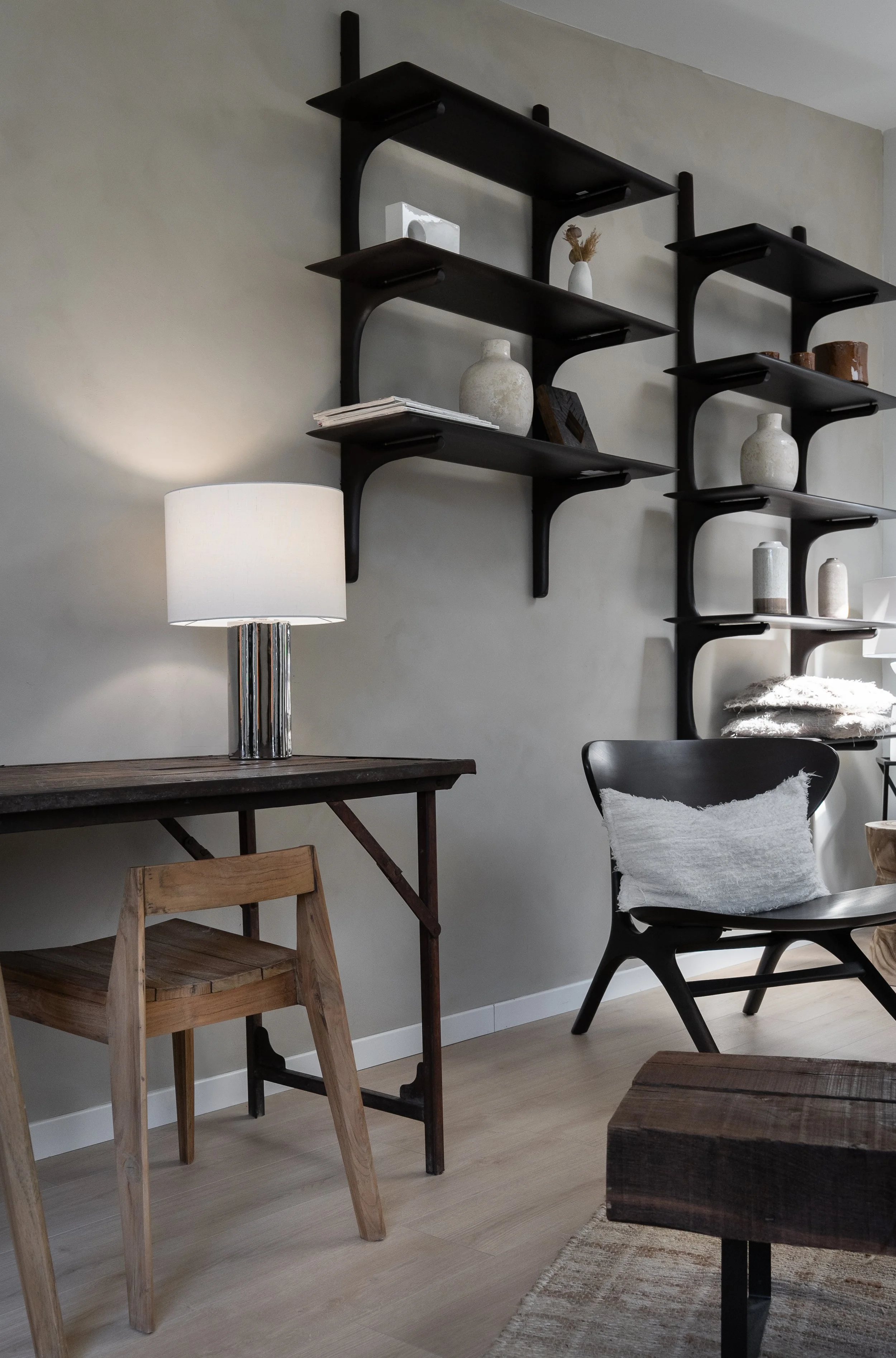 Une photo d'un séjour avec un décor à la chaux et un métissage de lampe et mobilier moderne.