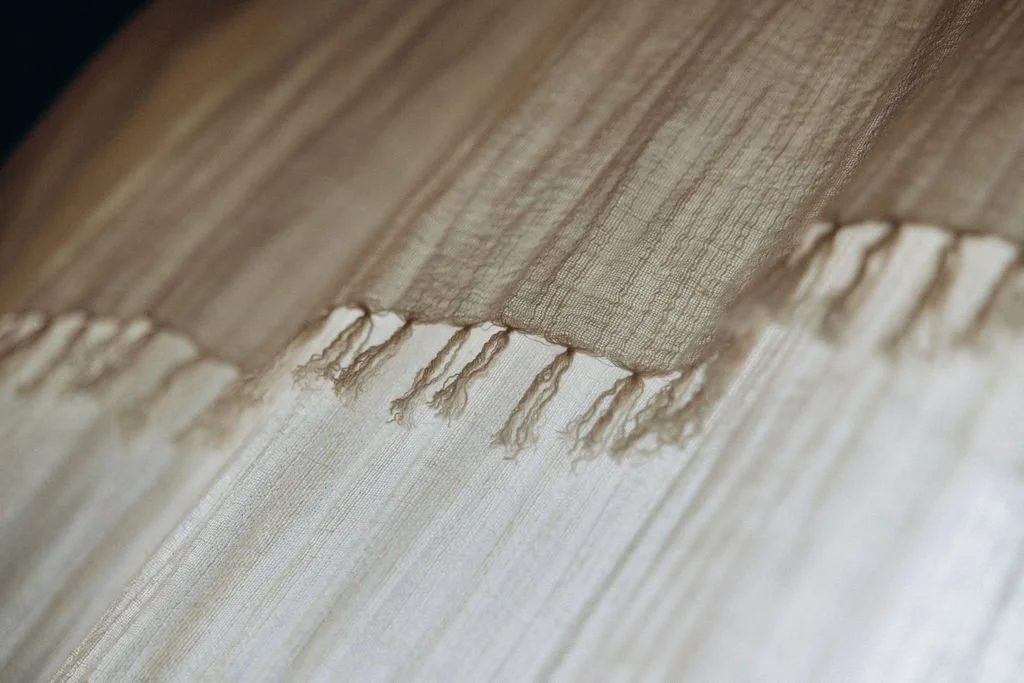 Tissu transparent avec franges en bas, vue rapprochée.