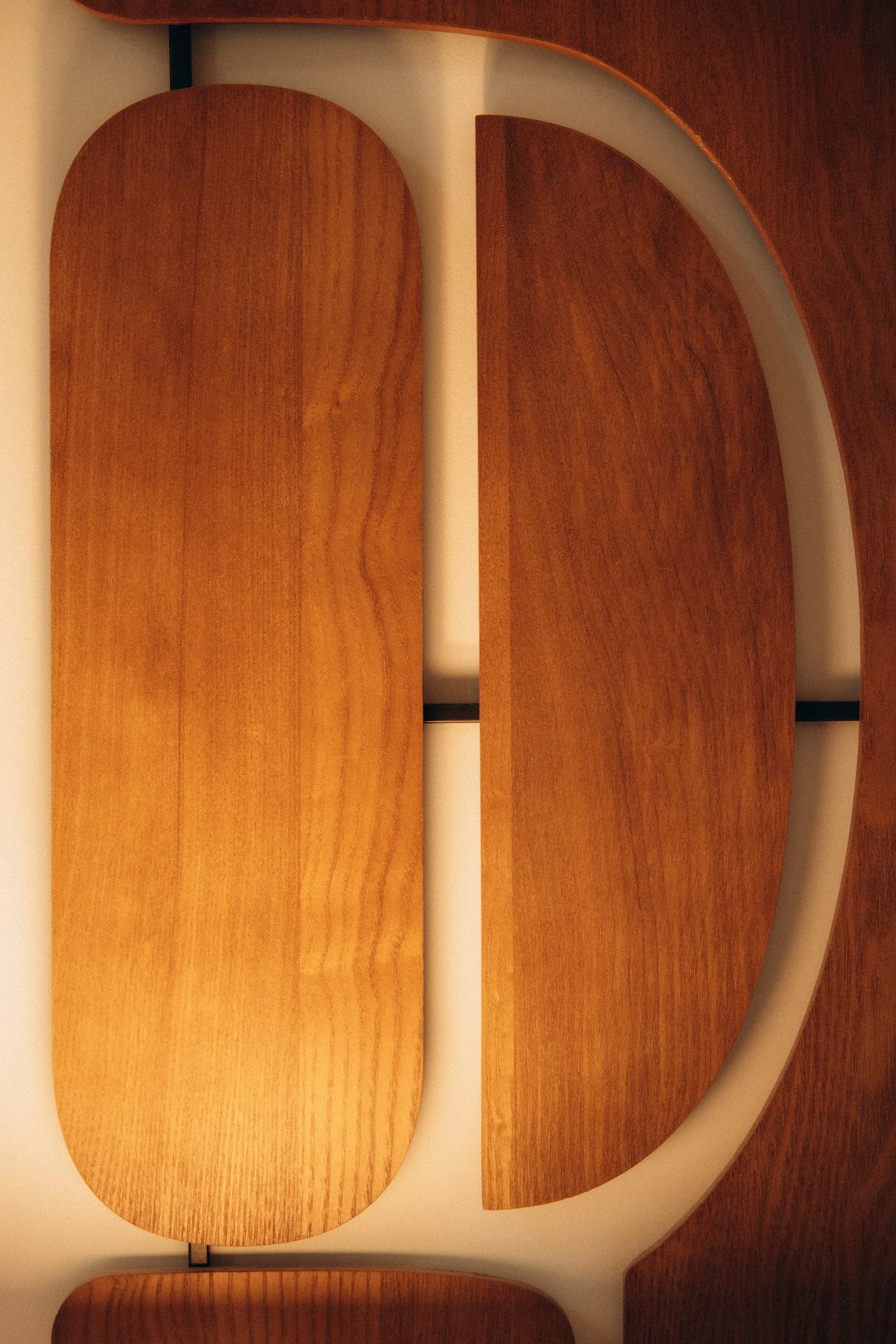 Dessus d'une table en bois avec un design moderne et minimaliste en forme d'ovale et de demi-cercle.