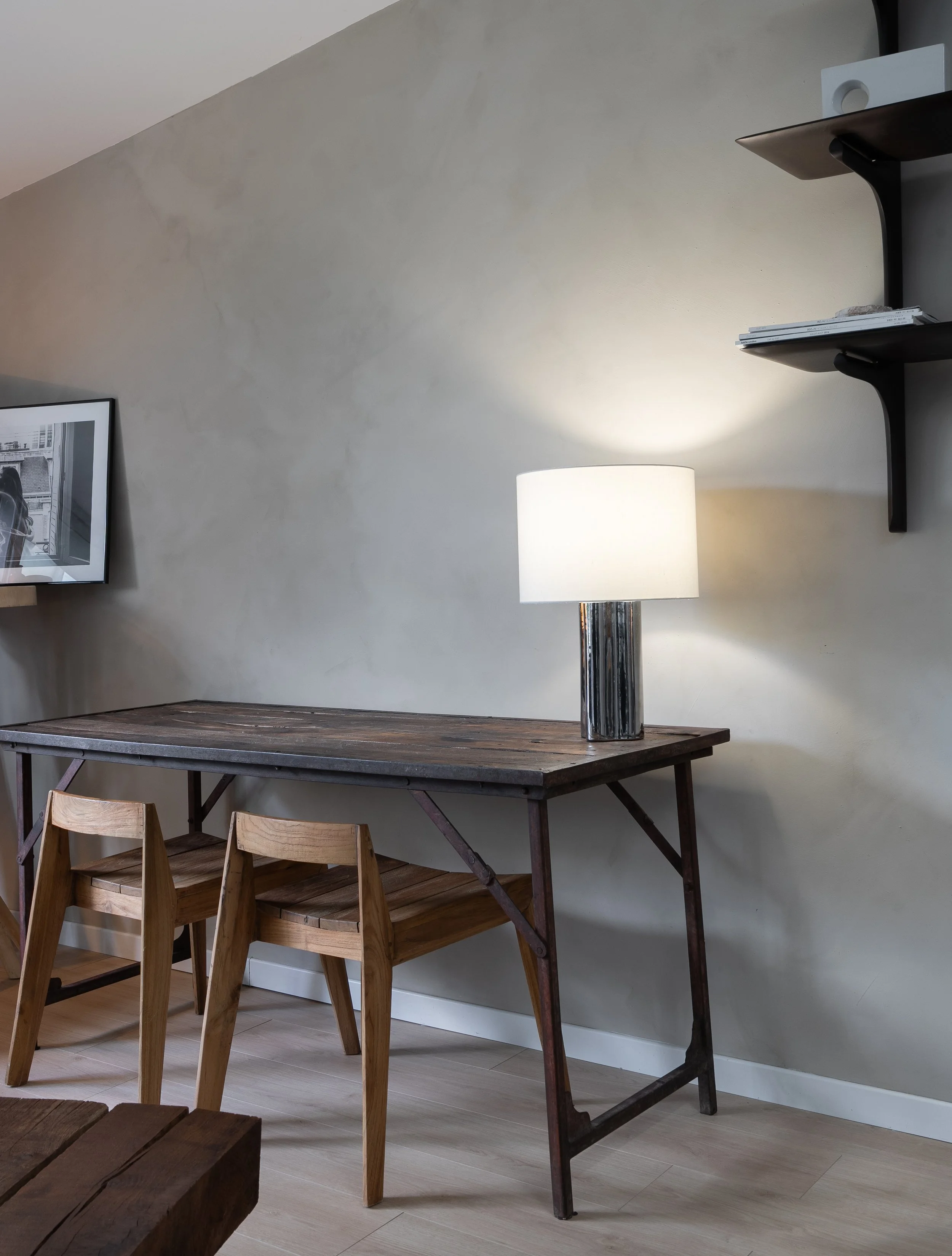 Séjour avec décor à la chaux et mobilier contemporain.