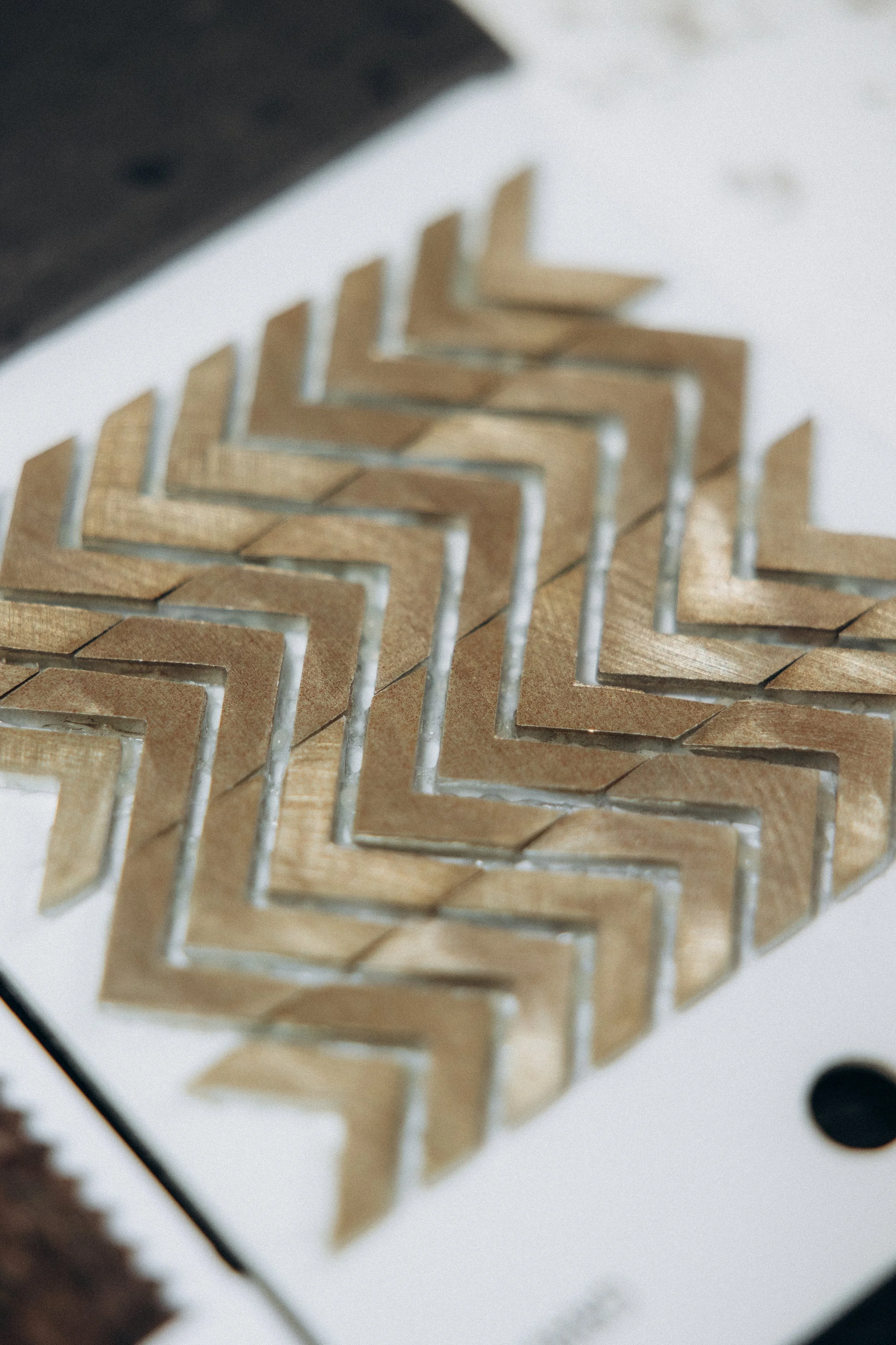 Motifs géométriques en bois sur une surface blanche