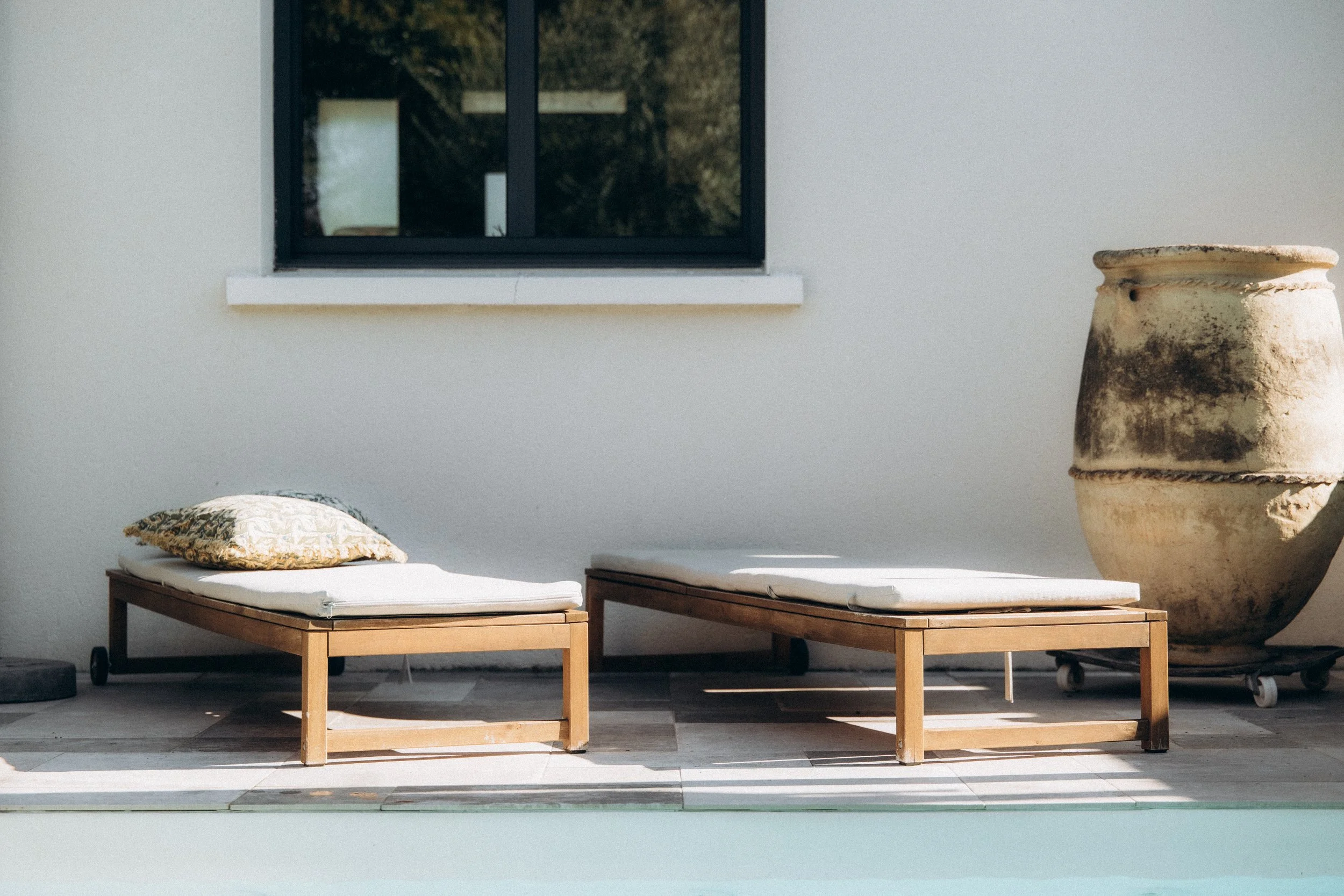 Une photo d'un séjour avec un décor à la chaux et un métissage de lampe et mobilier moderne.