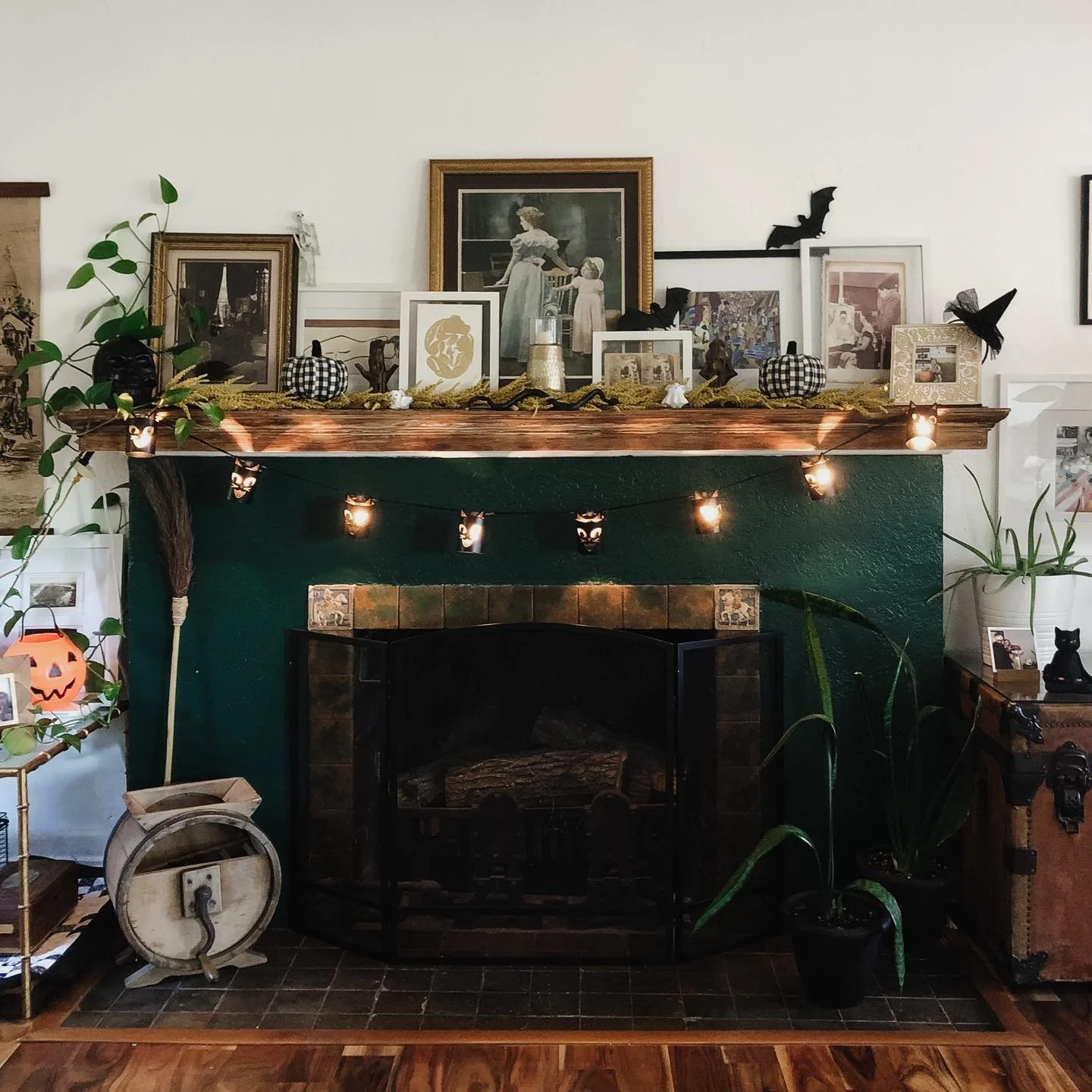 Happy Halloween! 🎃 May your day be full of delicious treats and very little tricks. 👻