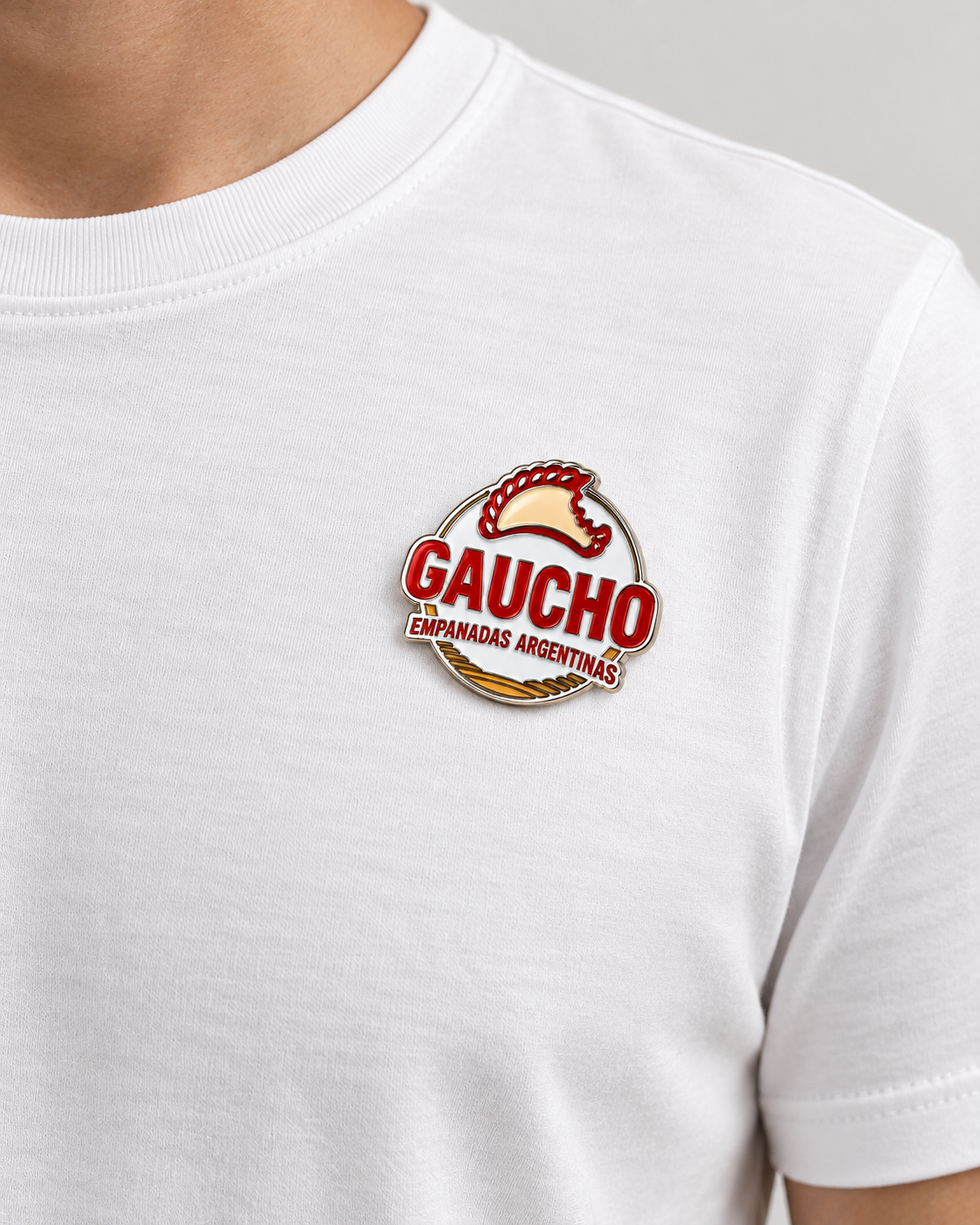 Pin Gaucho sobre Camiseta Blanca.png