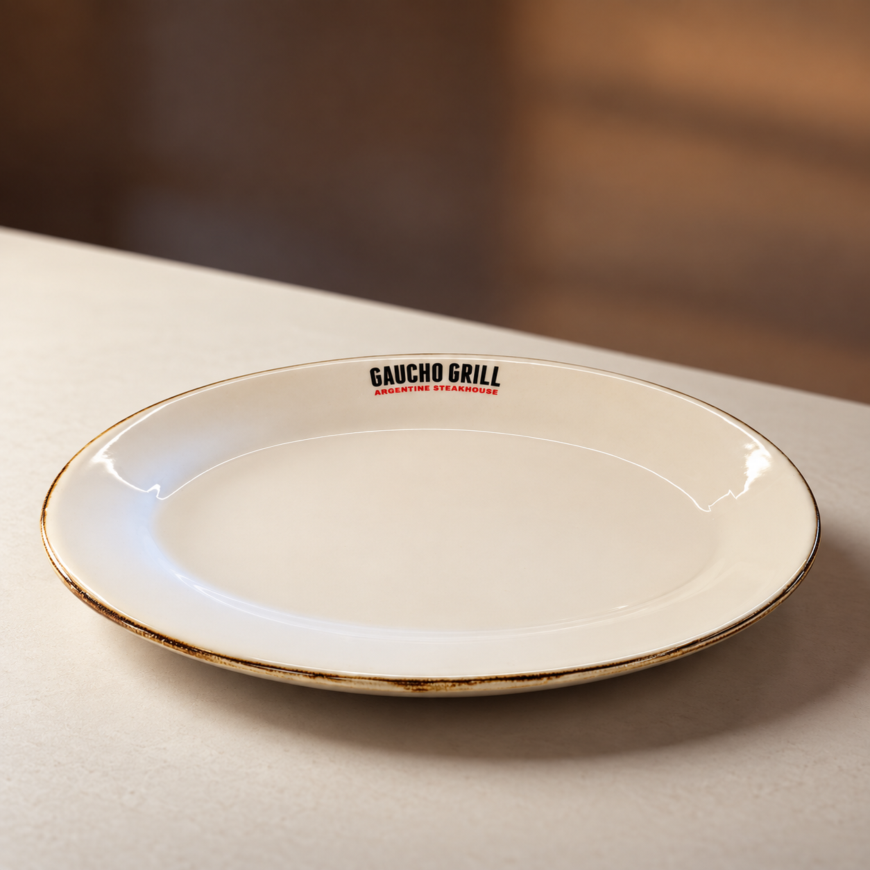 Plato Gaucho Grill sobre mesa cálida.png