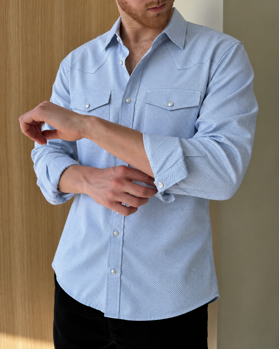 Retrato de moda con camisa western azul.png