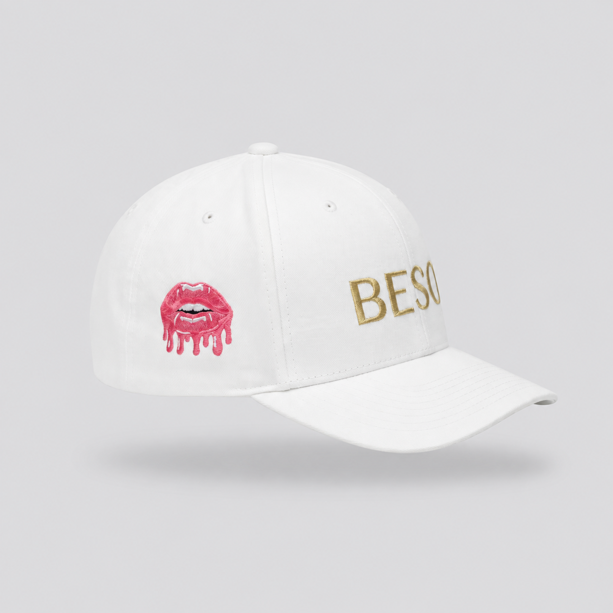 Gorra blanca con labios y BESO.png